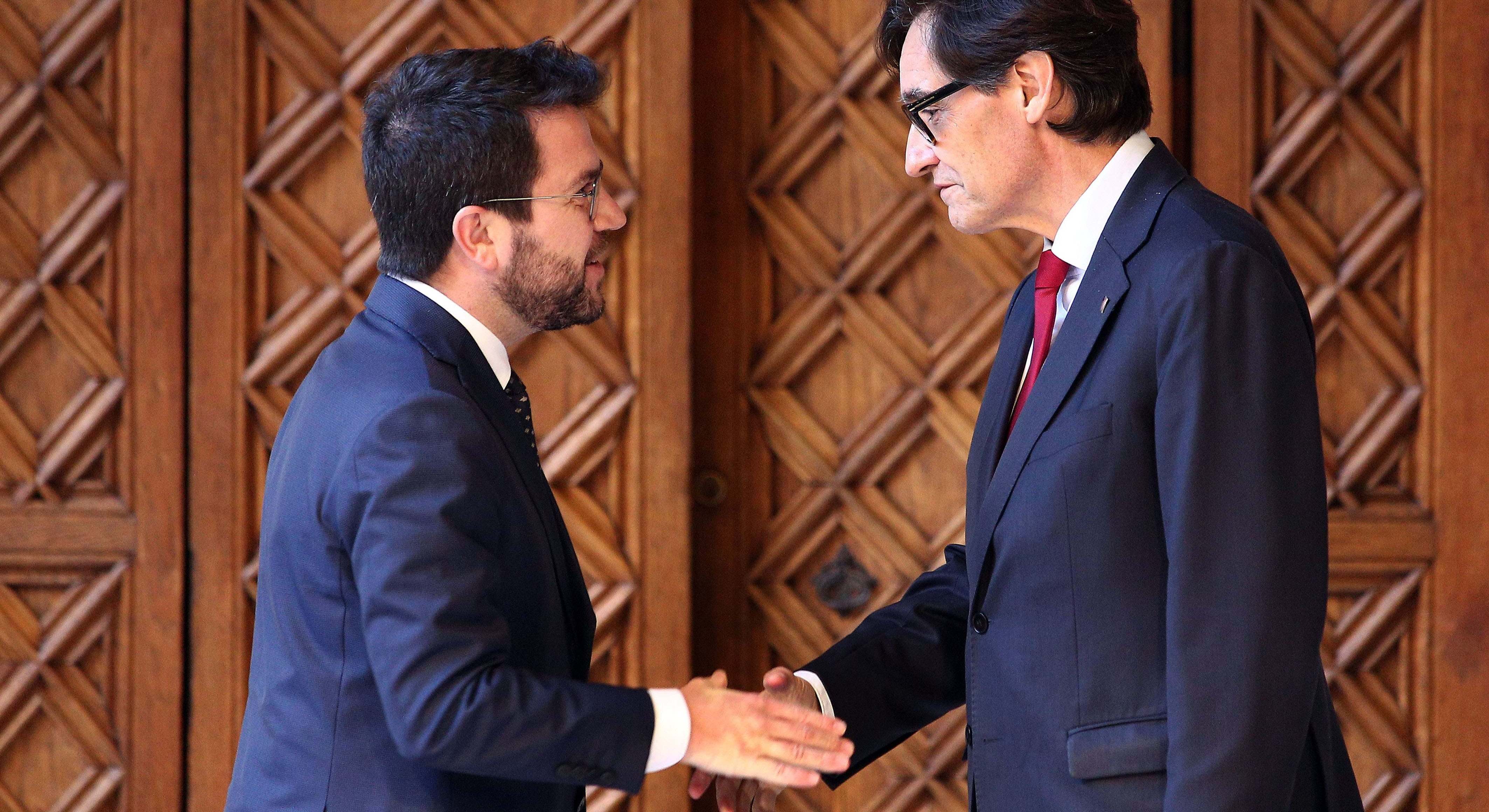 El presidente de la Generalitat en funciones, Pere Aragonès, y el primer secretario del PSC, Salvador Illa, en una imagen de archivo. EE