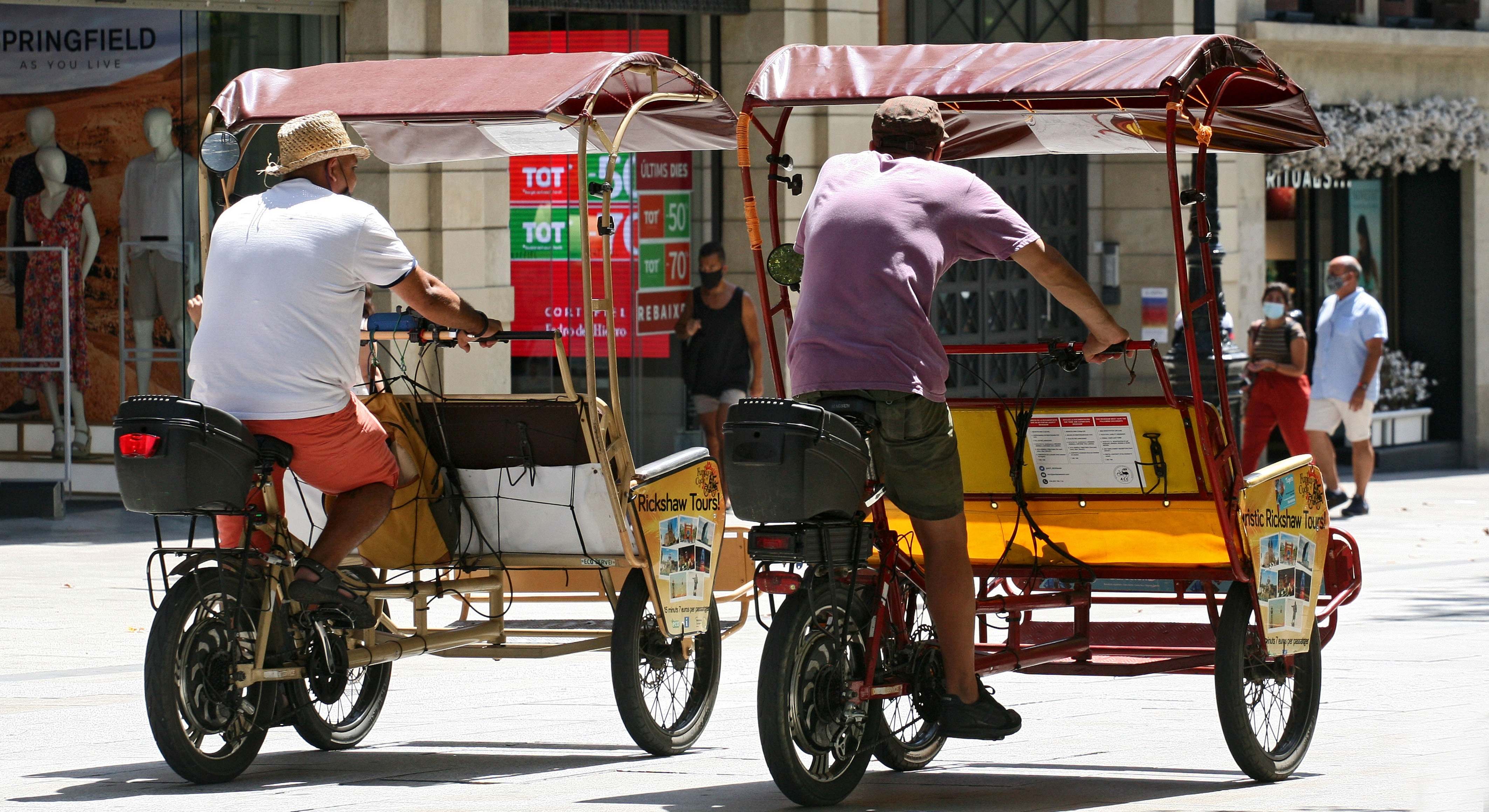Vehículos tuk tuk por las calles de la ciudad