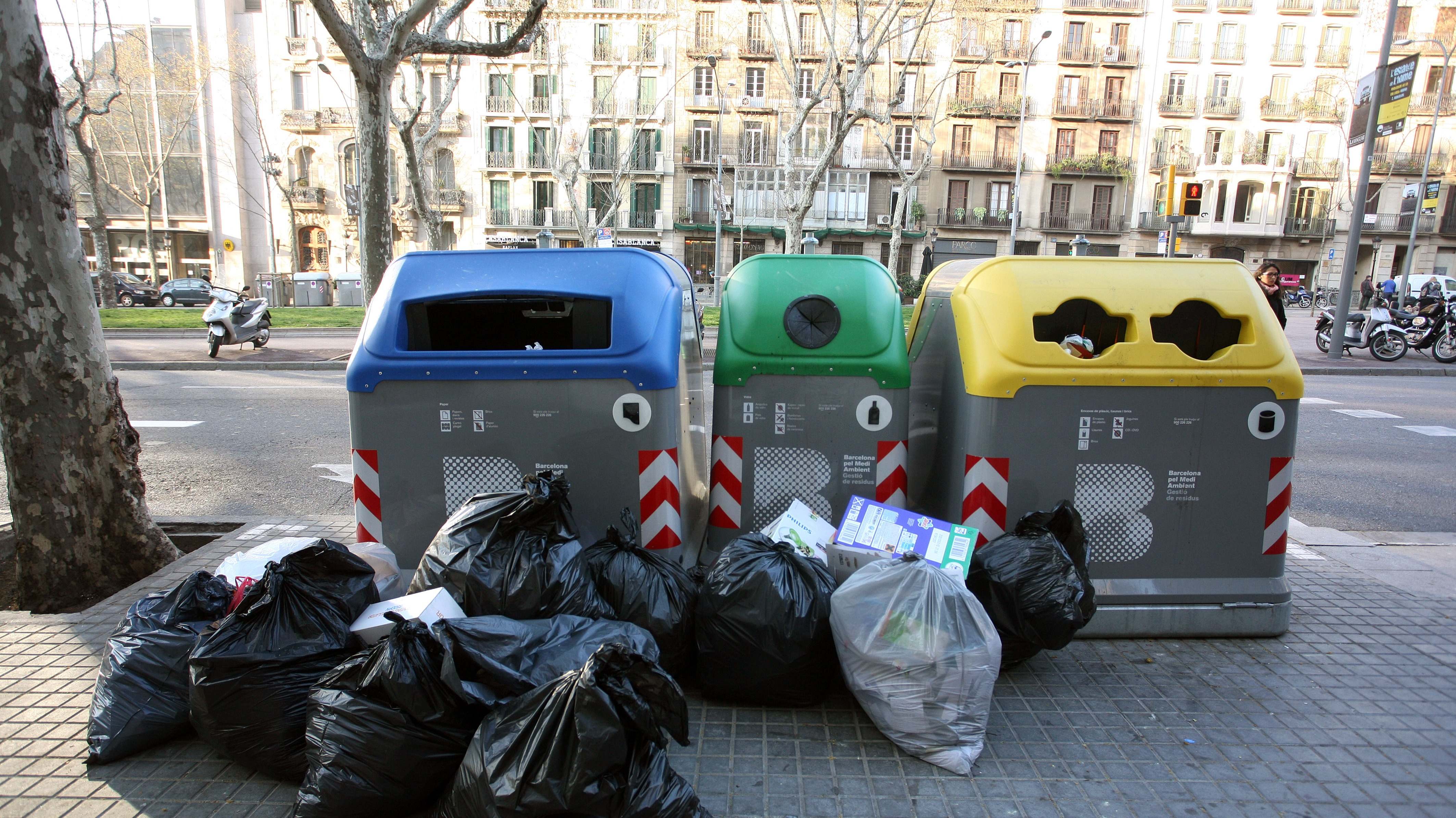 Contenedores en una calle de Madrid