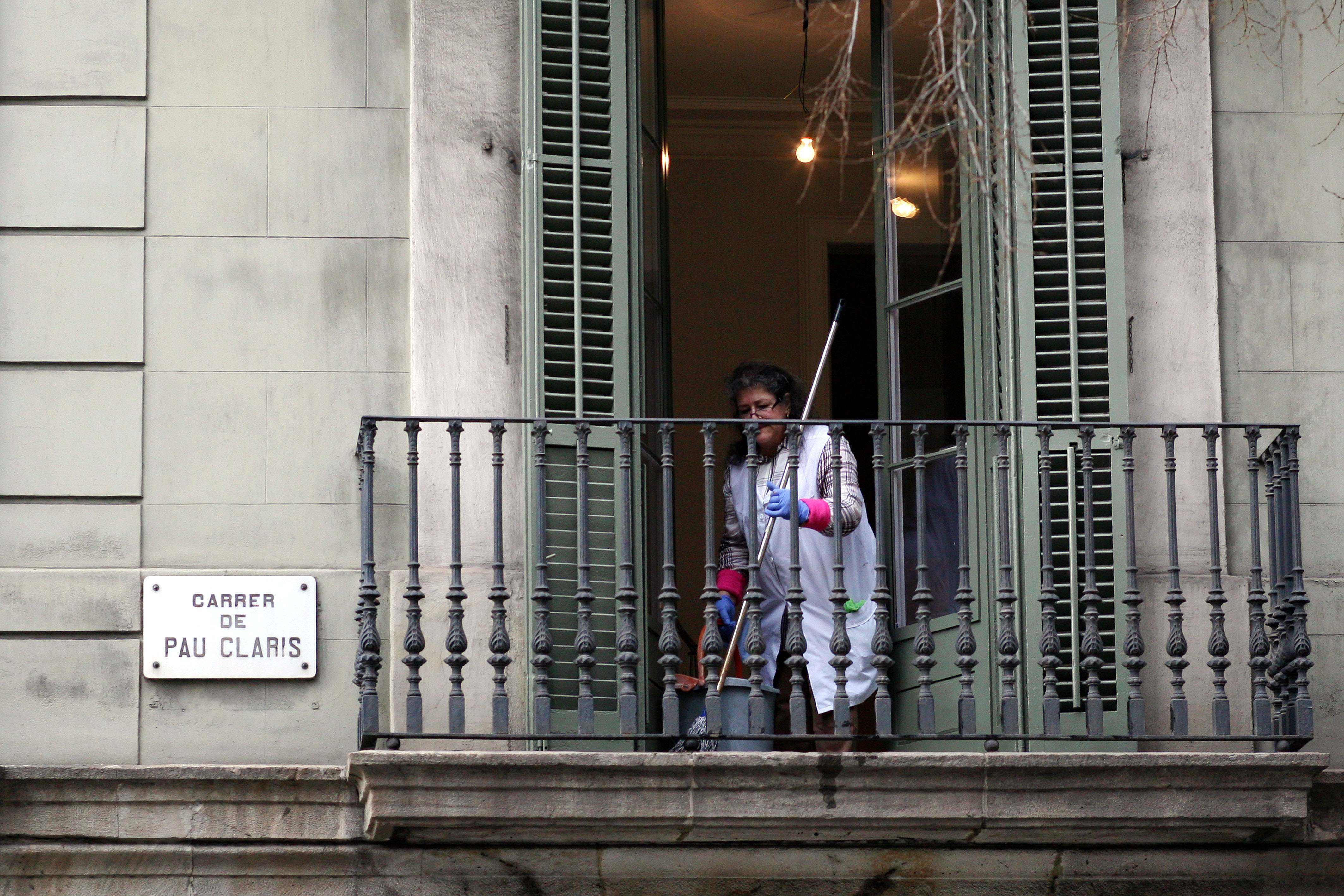 mujer en el balcón