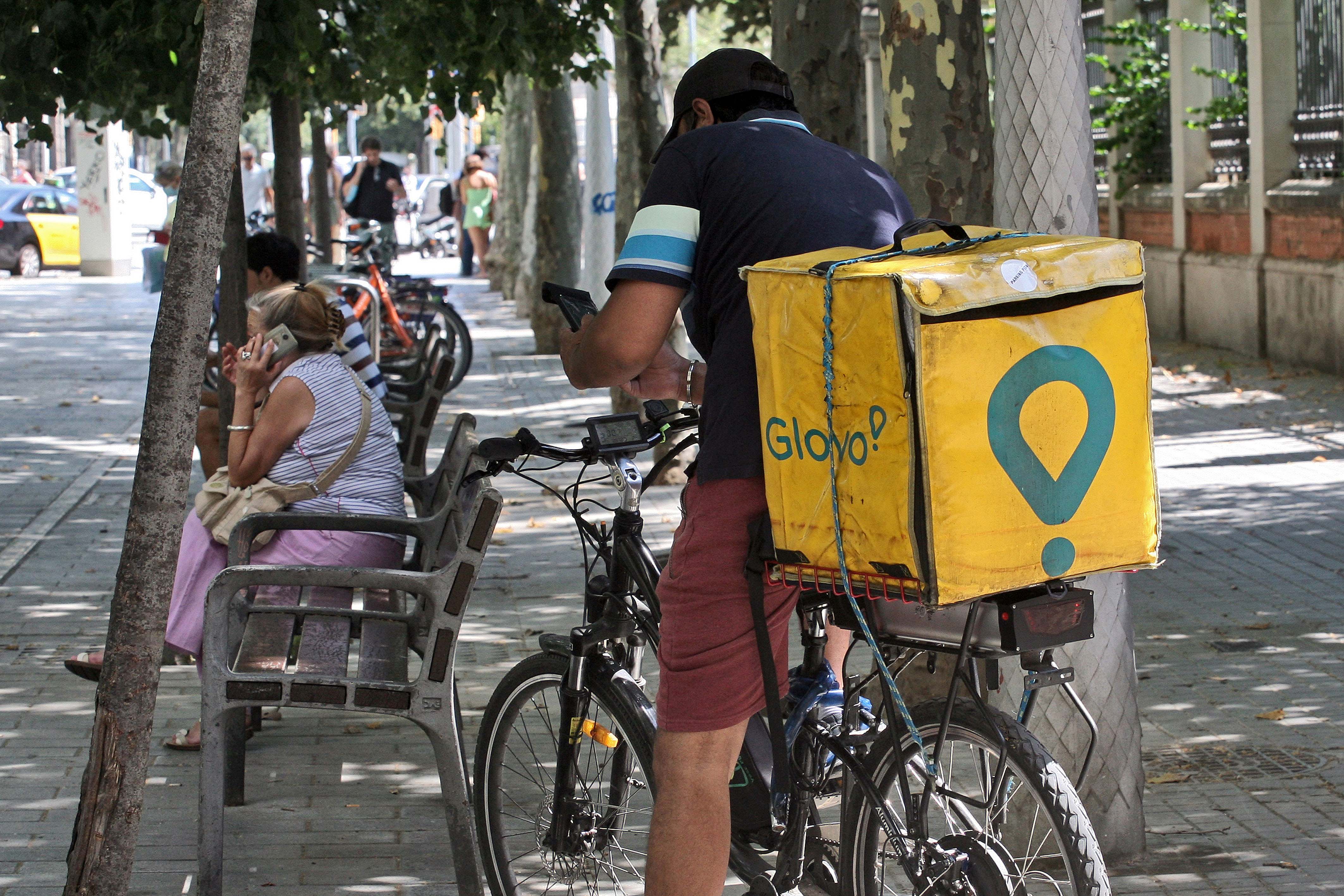 Repartidor de Glovo durante un servicio.