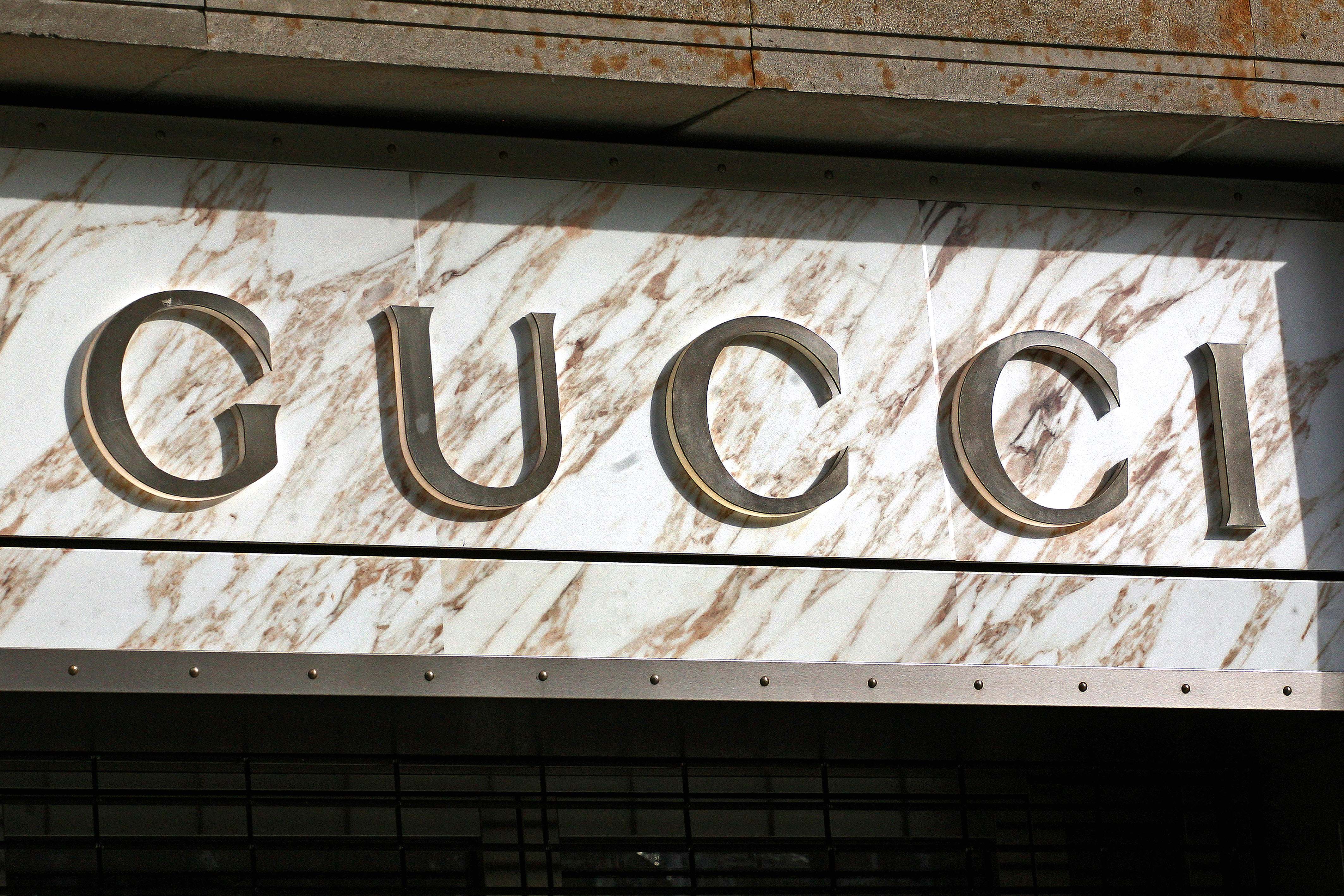 Letrero de una tienda de Gucci
