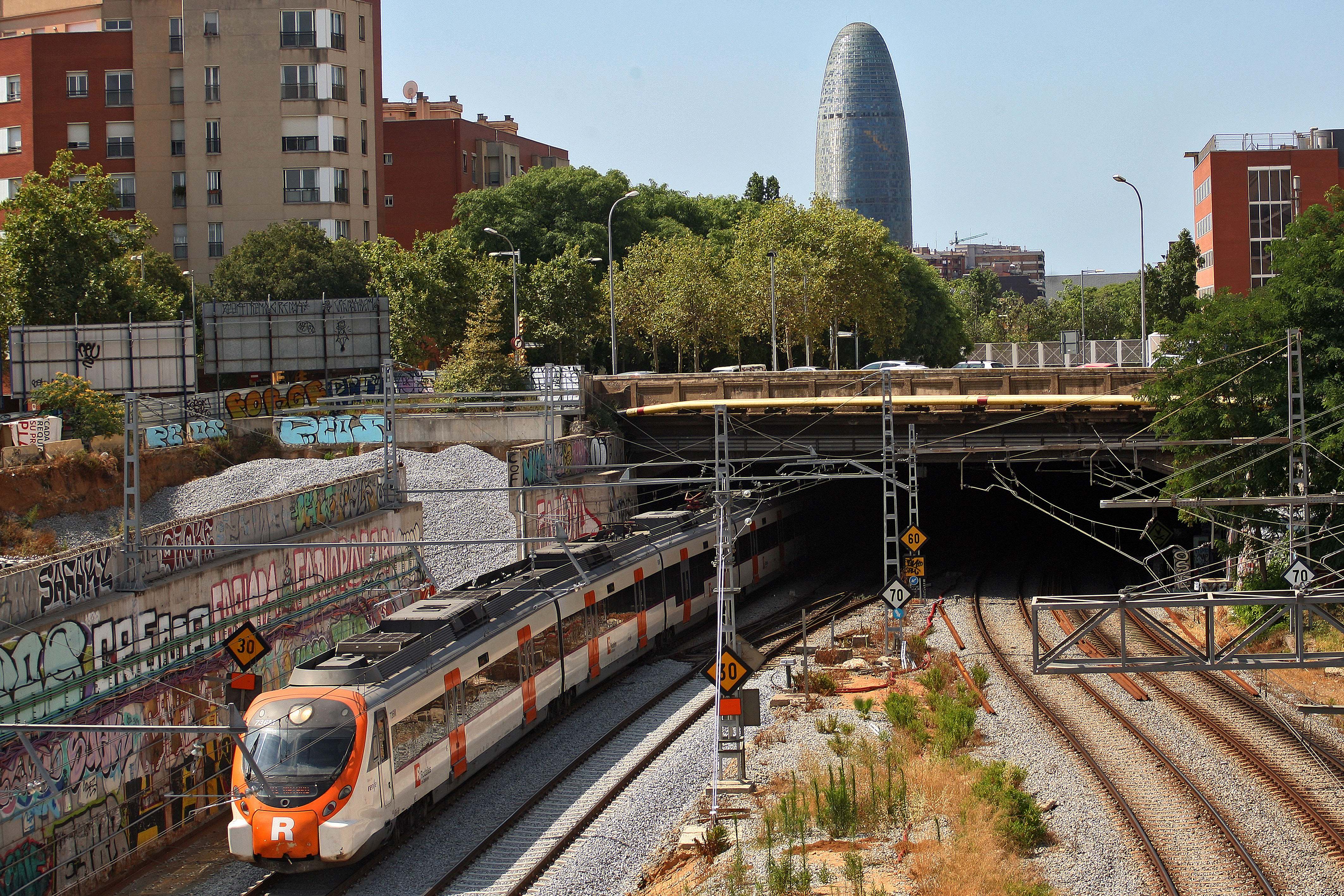 Un tren de Cercanías en Barcelona. EE