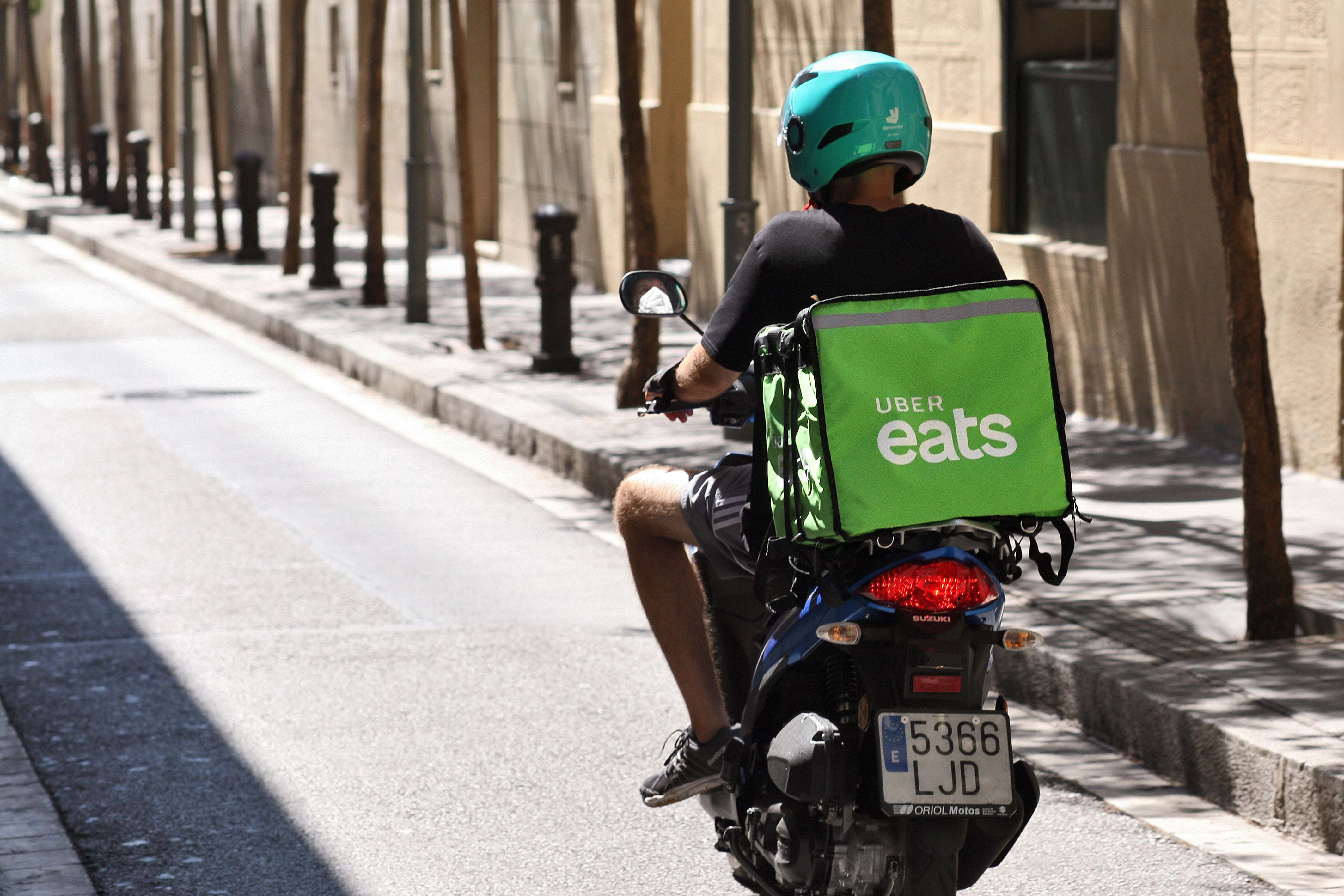 Un repartidor de Uber Eats en una calle de Madrid.