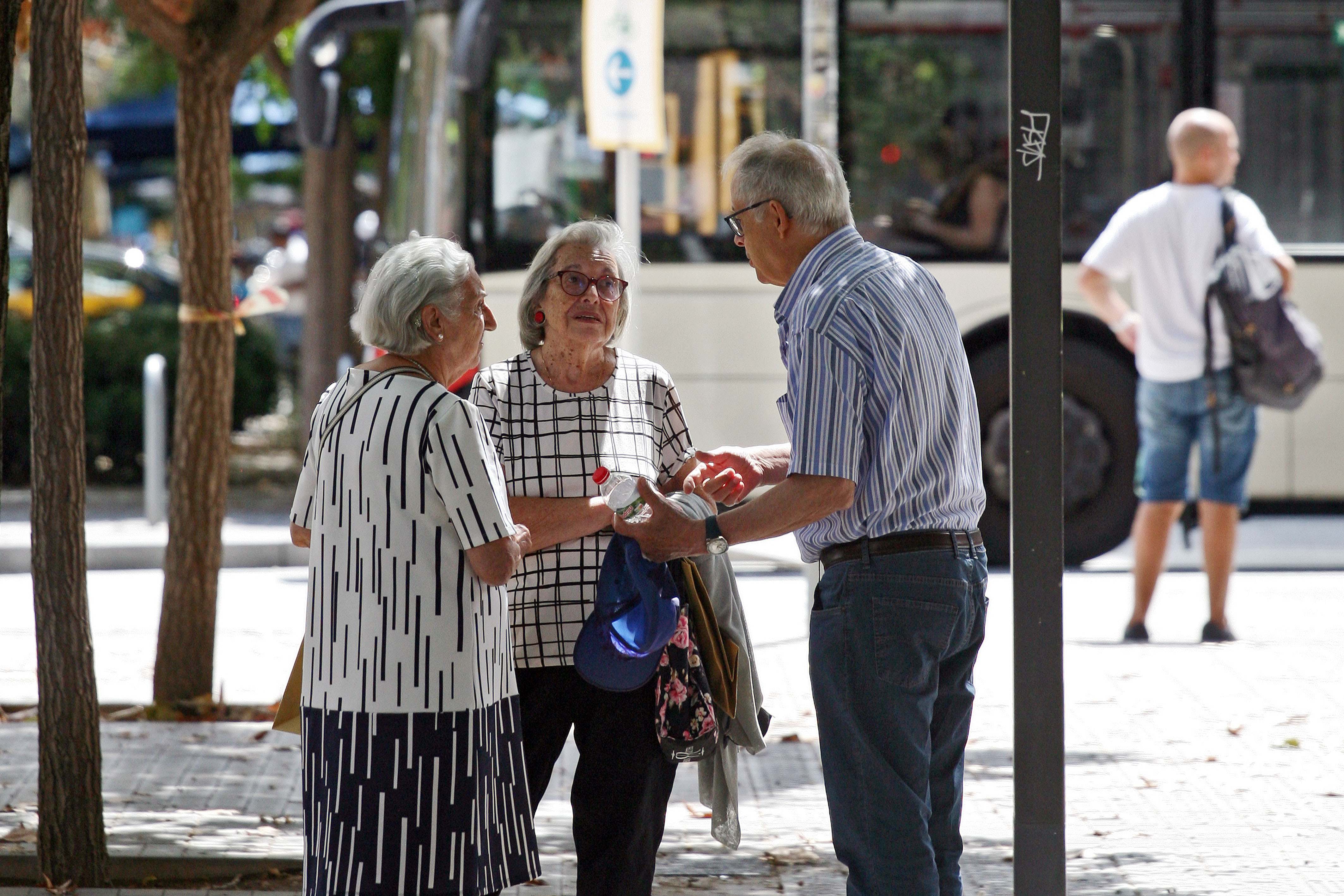 Varios jubilados en Barcelona. Luis Moreno.