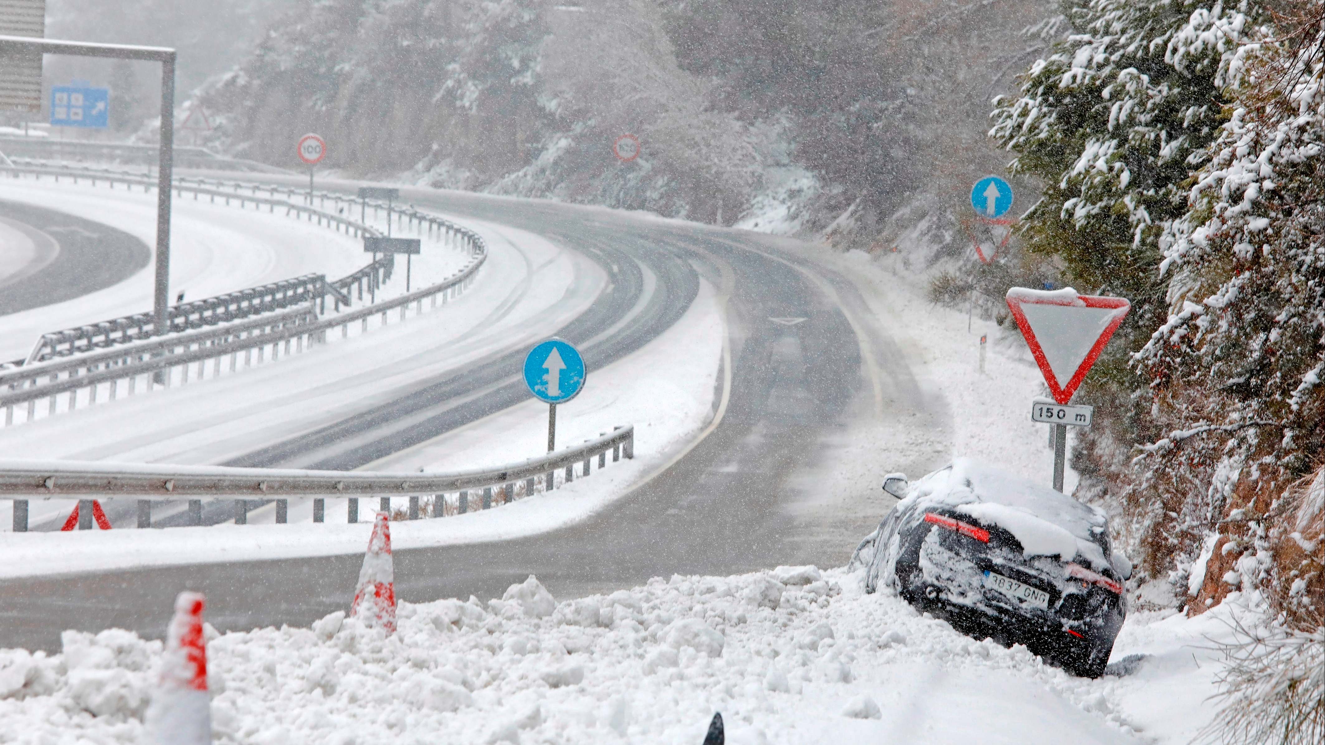 coche tirado en la nieve