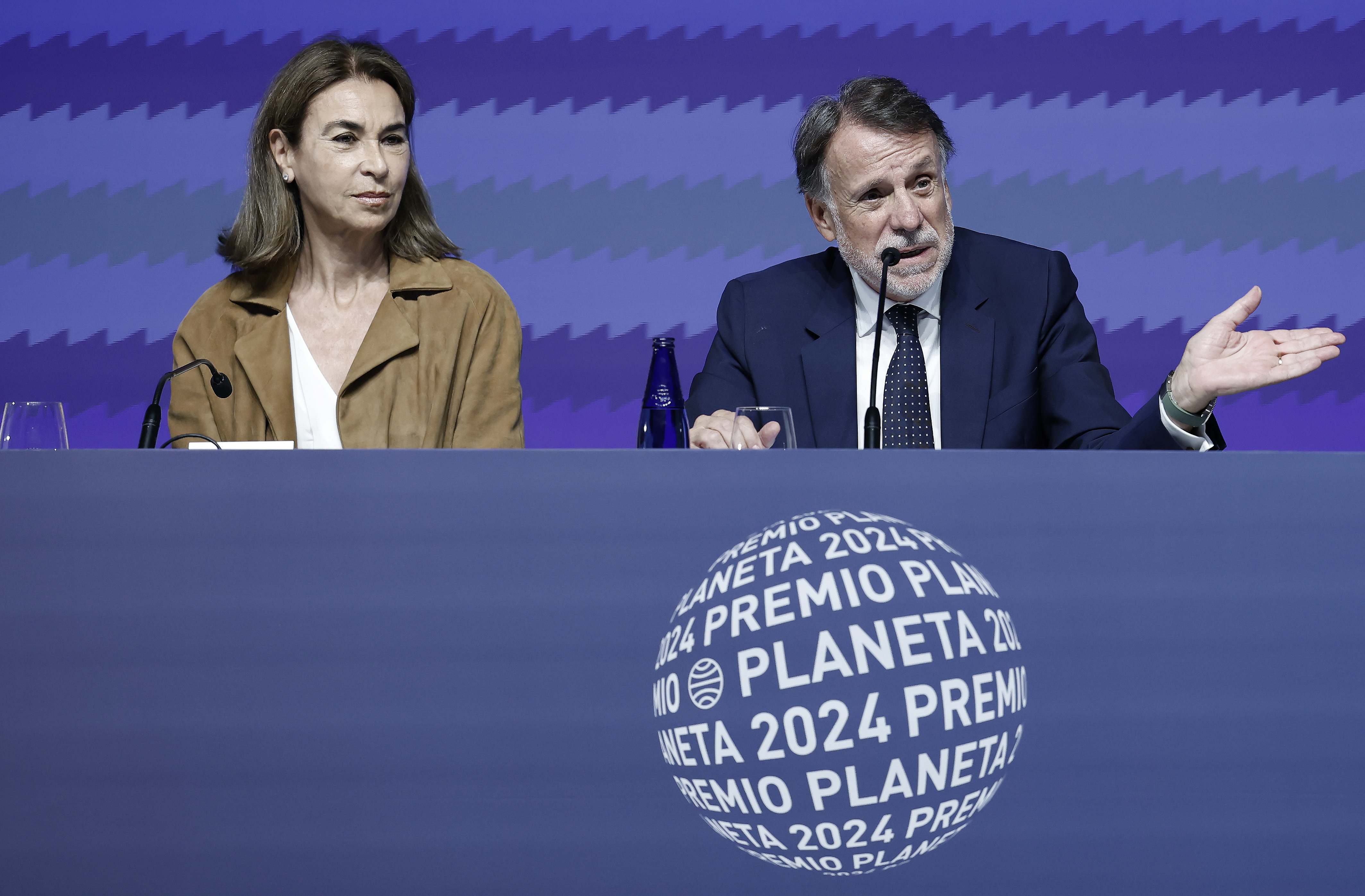 José Creuheras, presidente de Planeta (d), con Carmen Posadas, presidenta del jurado del Premio Planeta. EFE