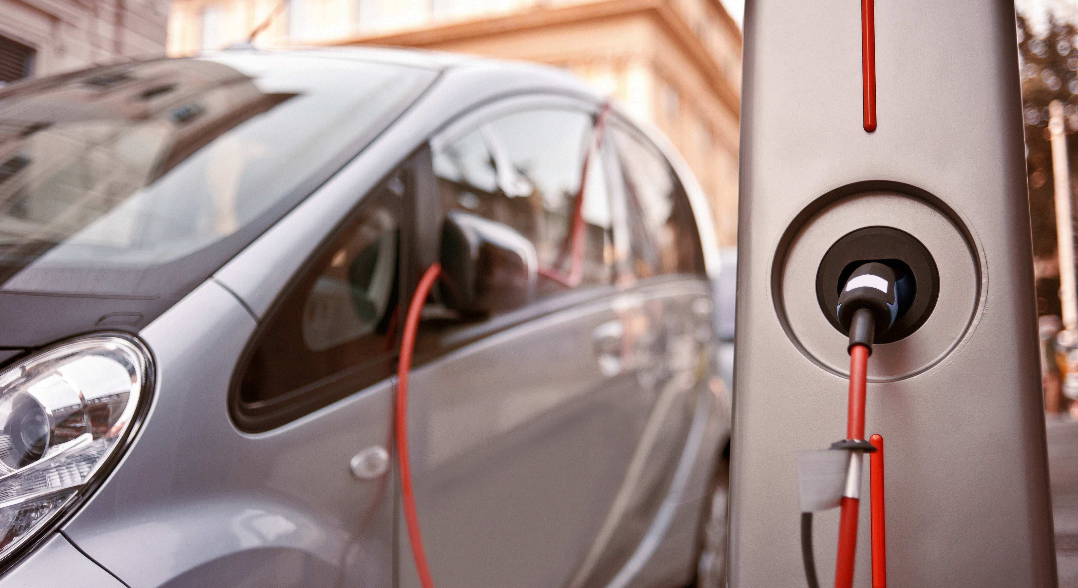 Vista de un coche eléctrico recargándose