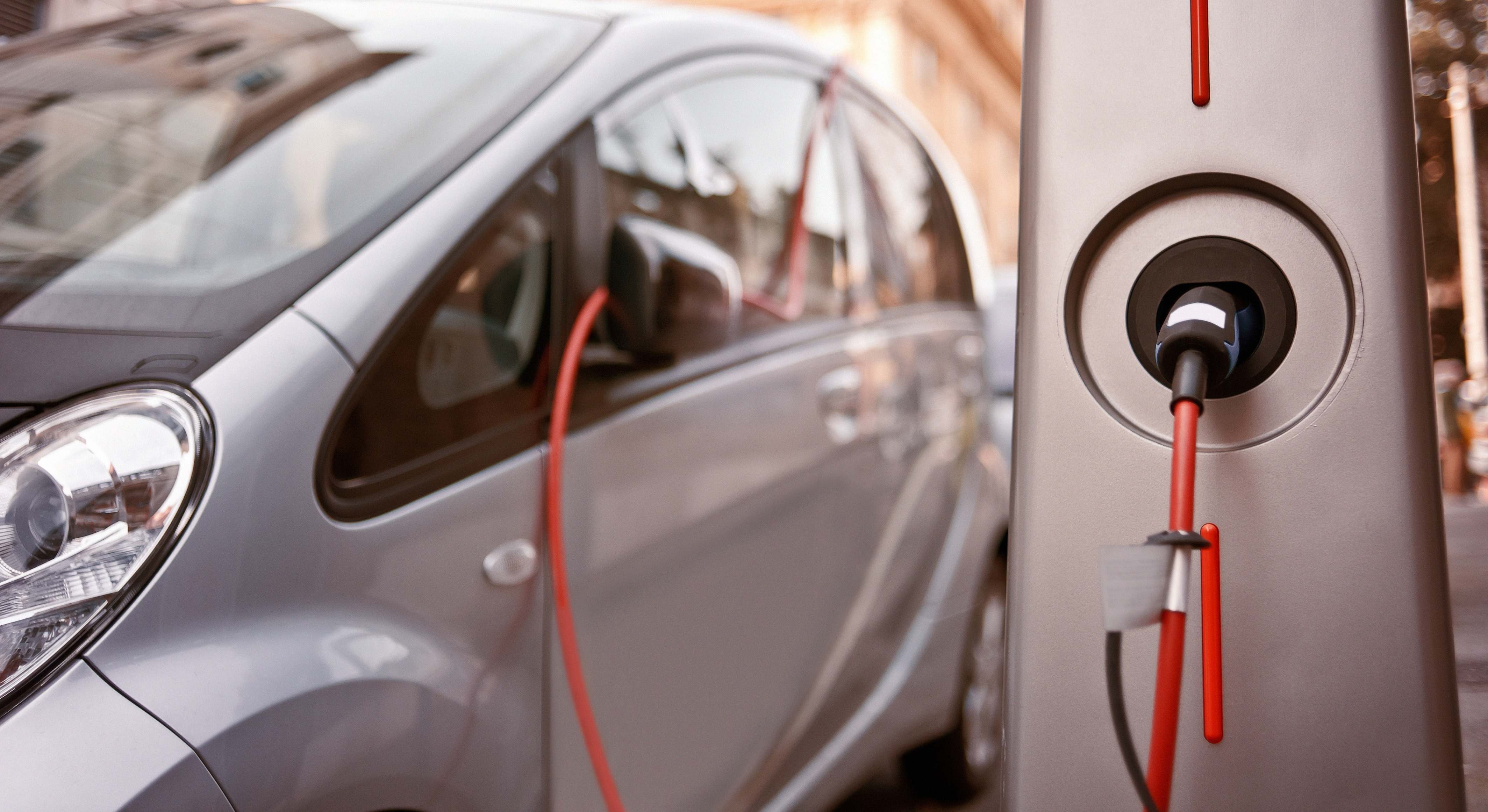 Un coche eléctrico recargando la batería
