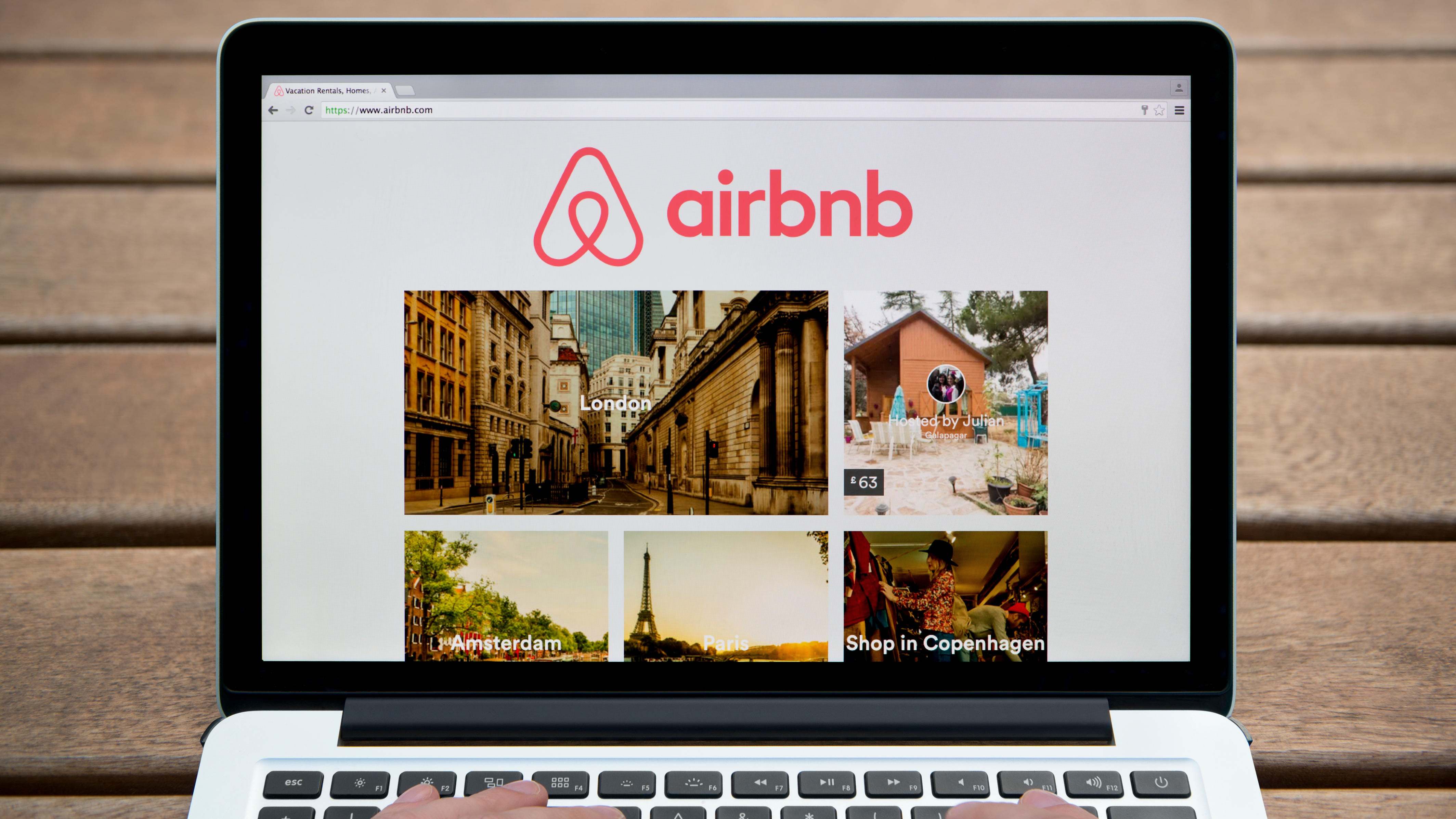 Un ordenador con la plataforma Airbnb abierta
