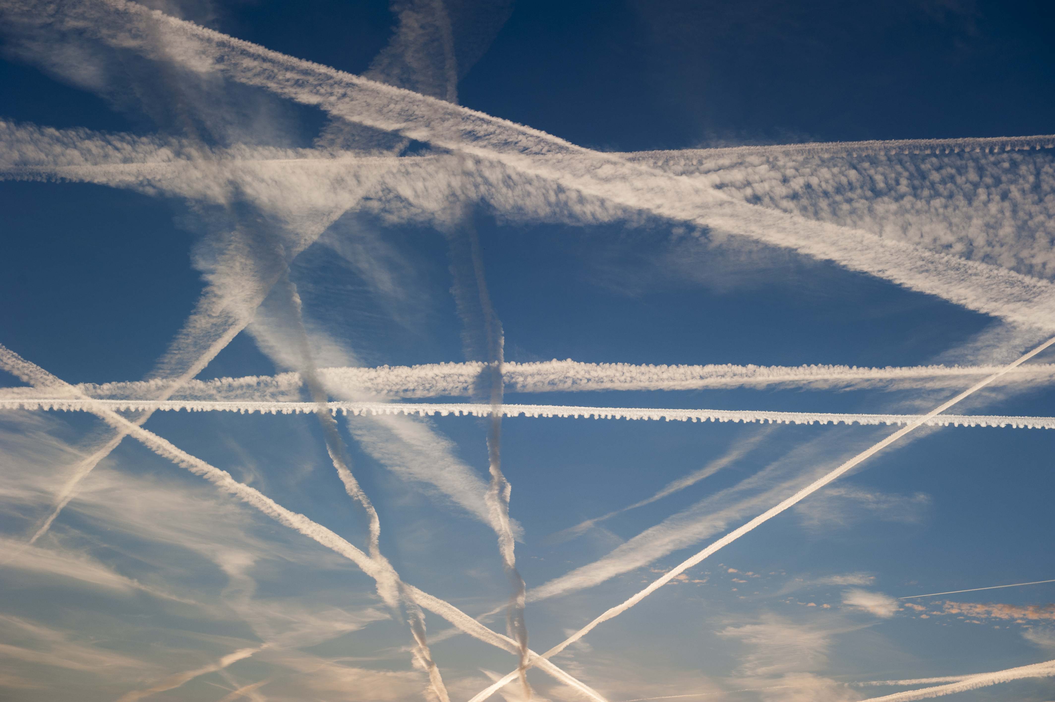 Estelas de condensación en el cielo. / Foto: iStock