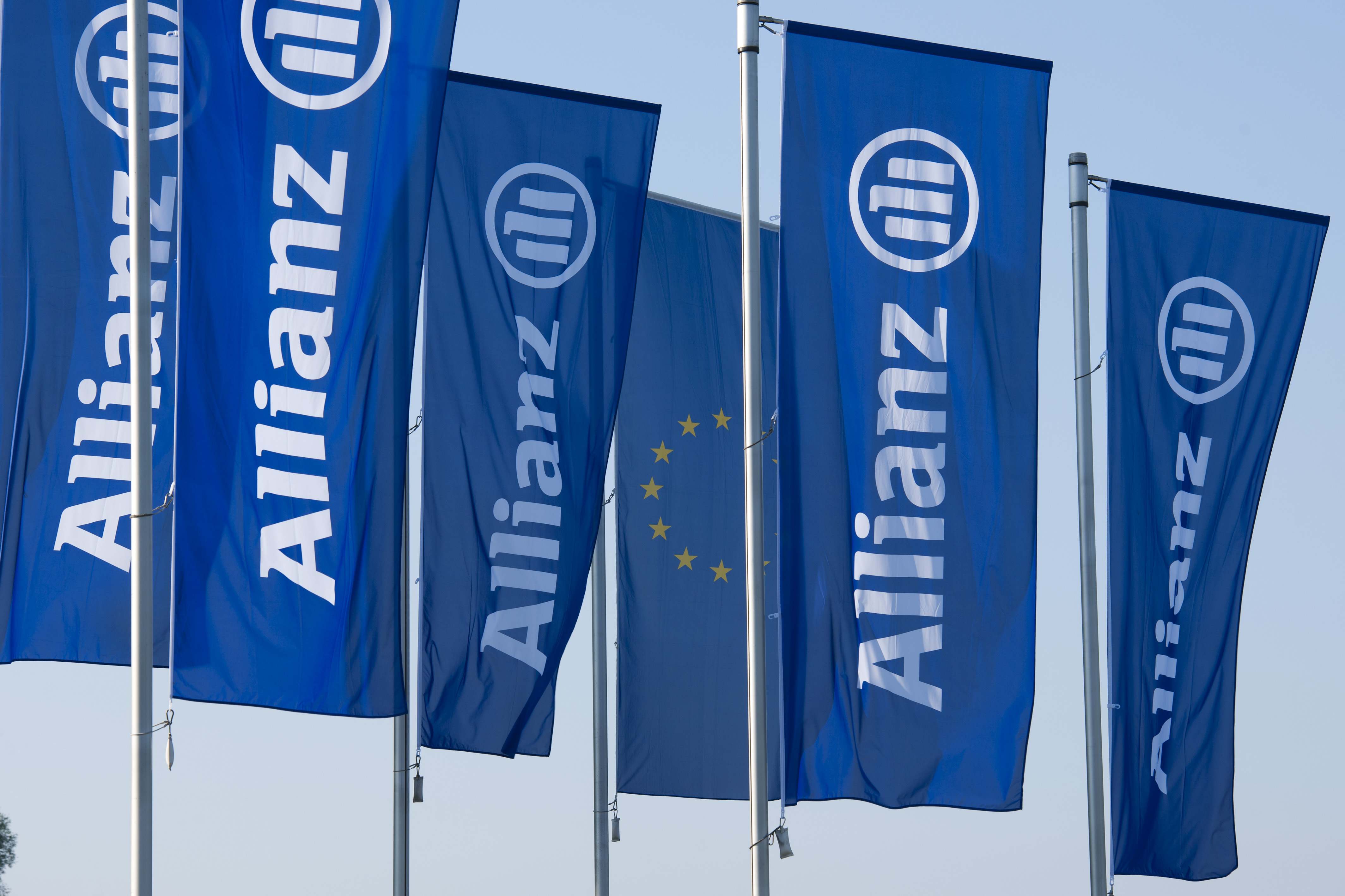 Bandera con el logo de Allianz