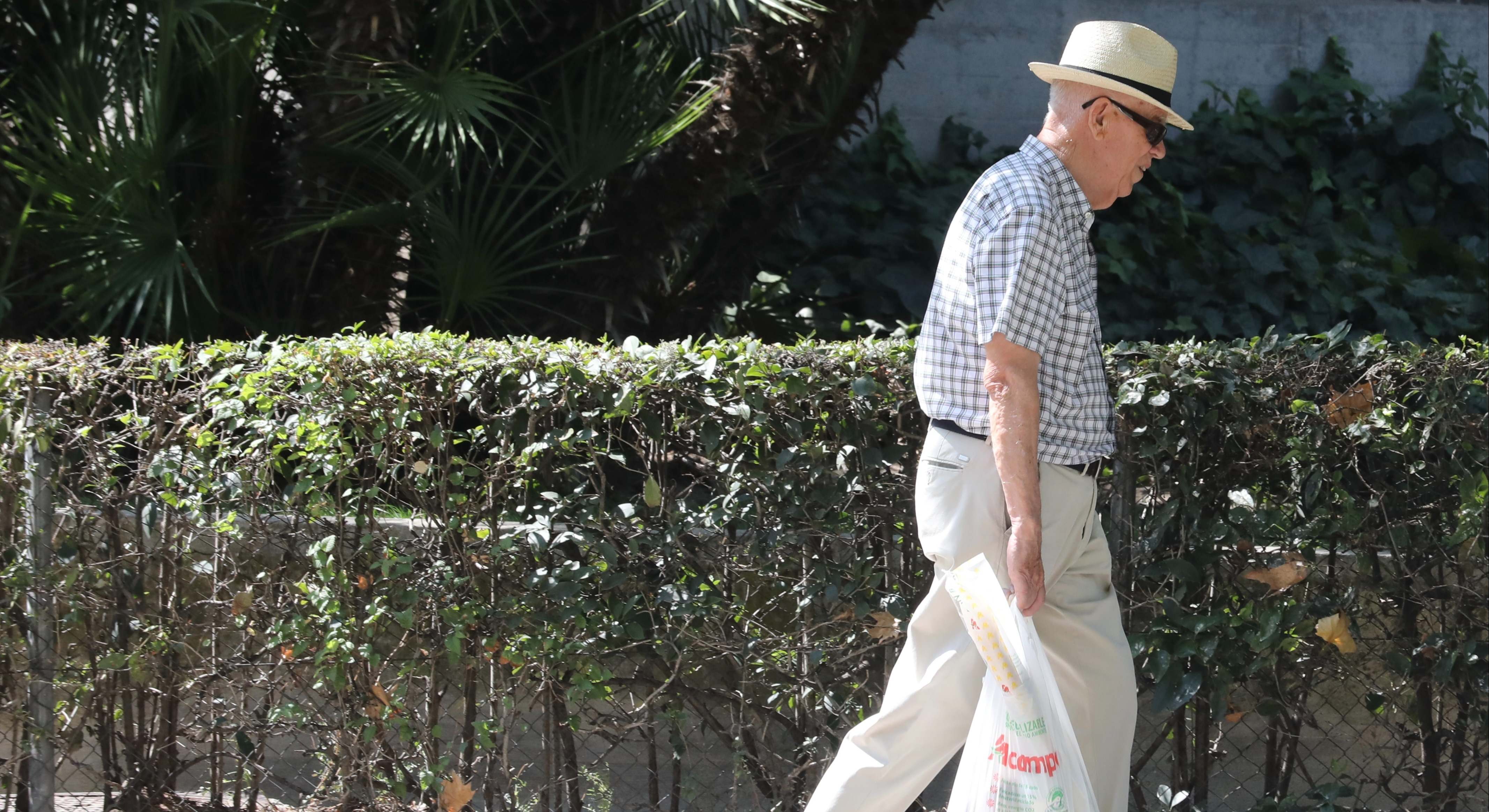 Un hombre de la tercera edad paseando