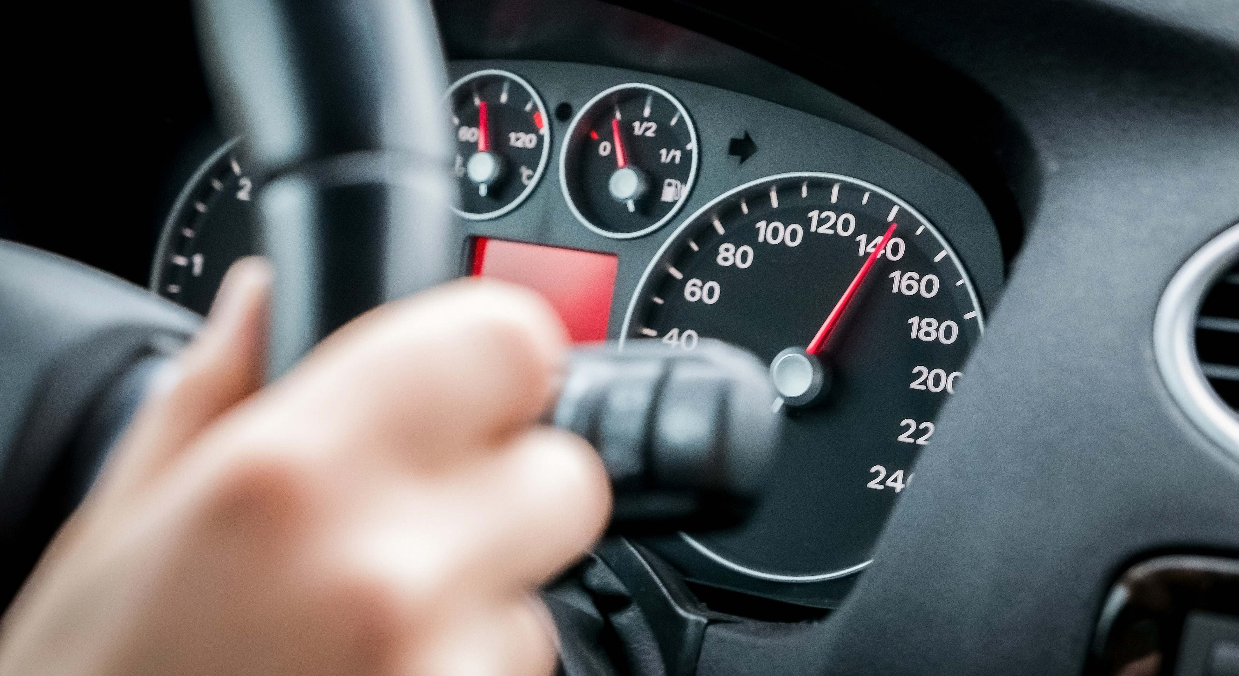 Conducir coche en autopista a alta velocidad