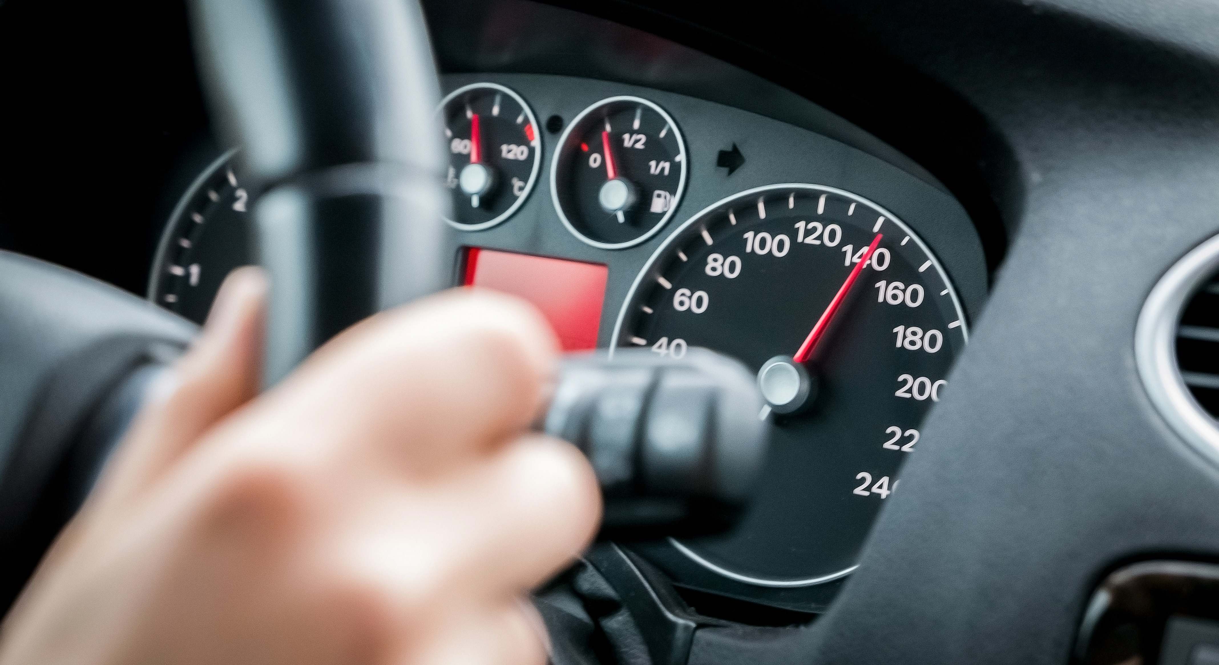 Conducir coche en autopista a alta velocidad