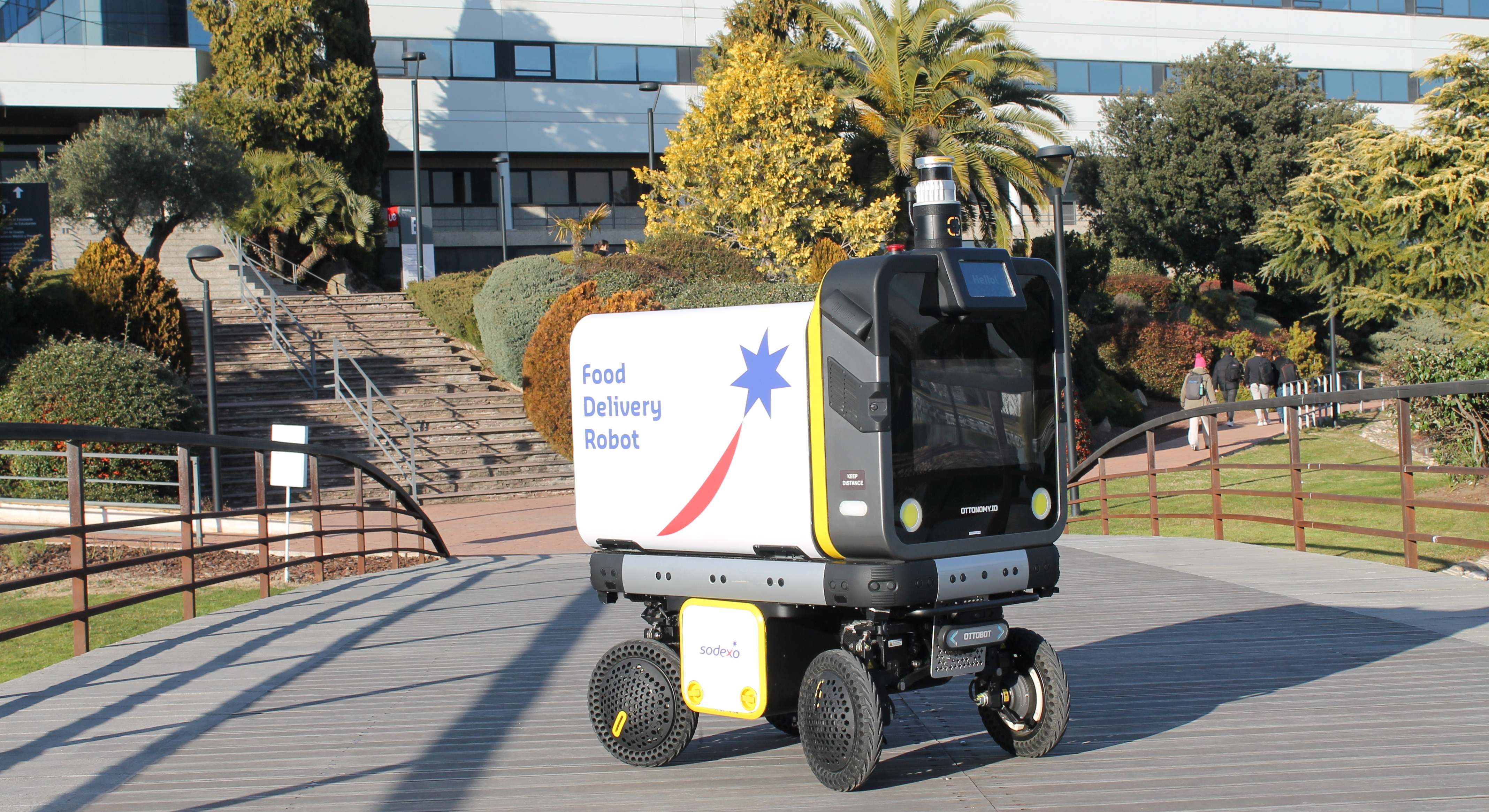 Uno de los robots de reparto que operan con Sodexo en la Universidad Europea.