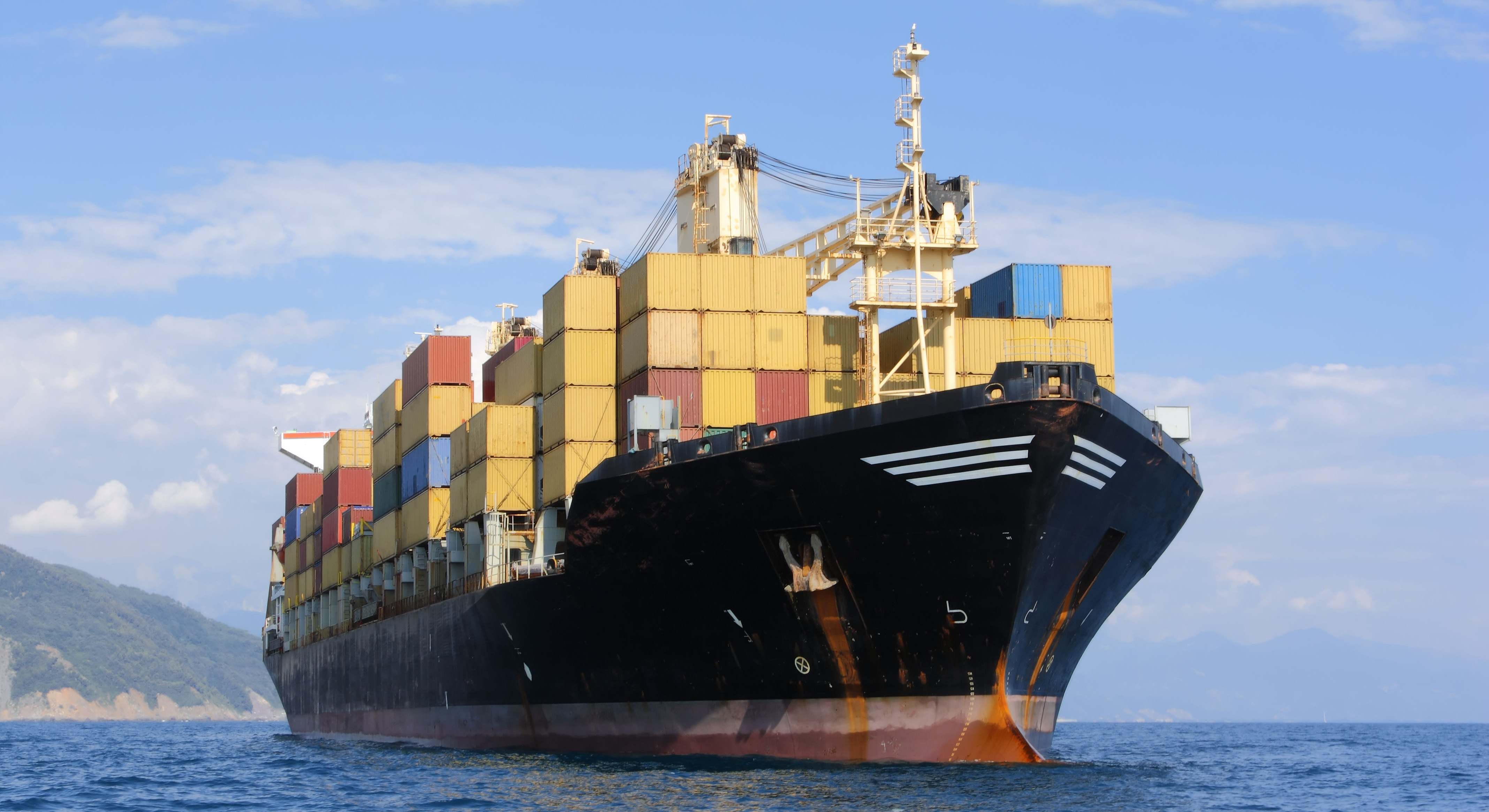 Carguero transportando contenedores. Foto: Alamy