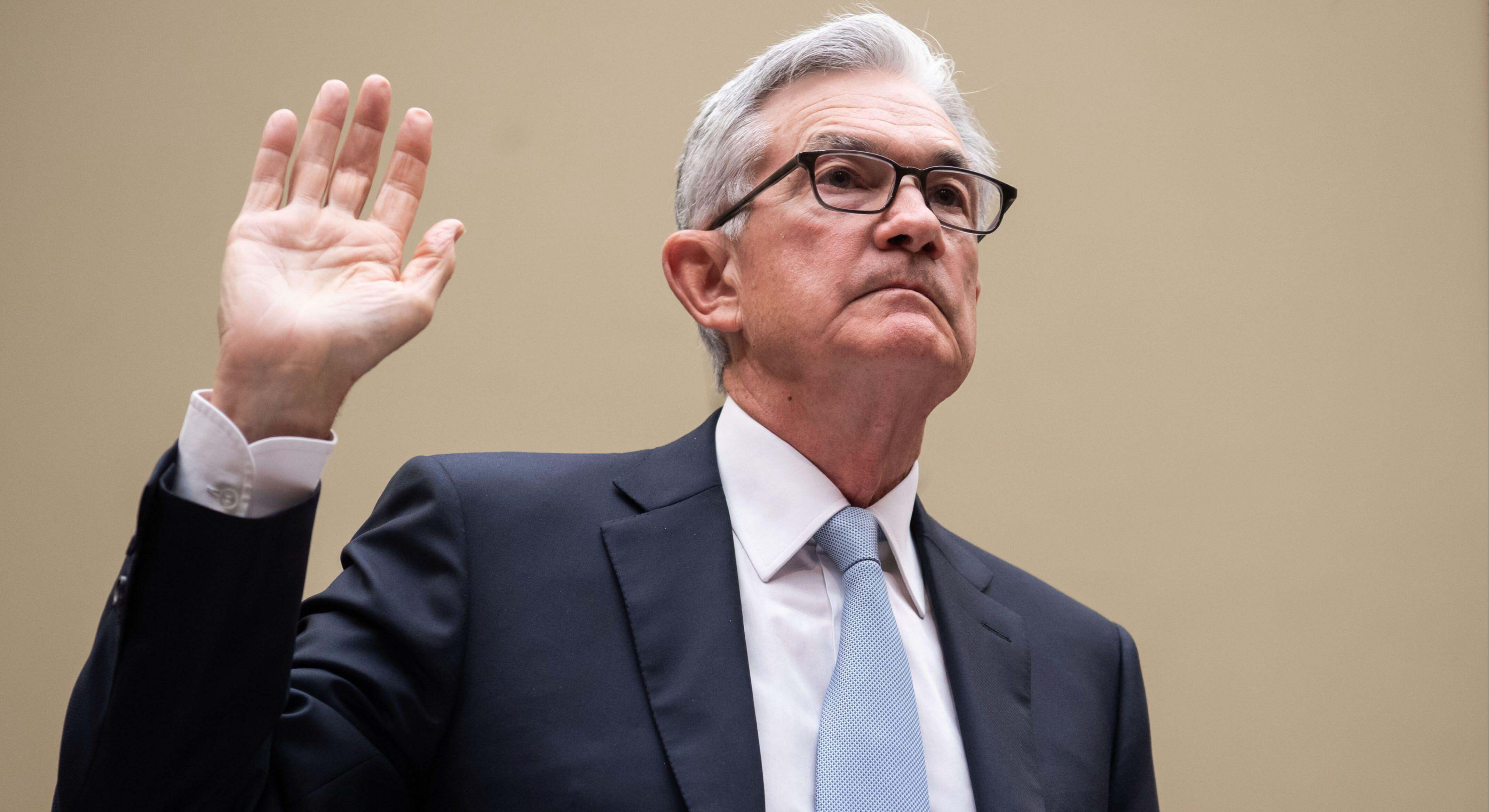 Jerome Powell levanta la mano para hacer un juramento