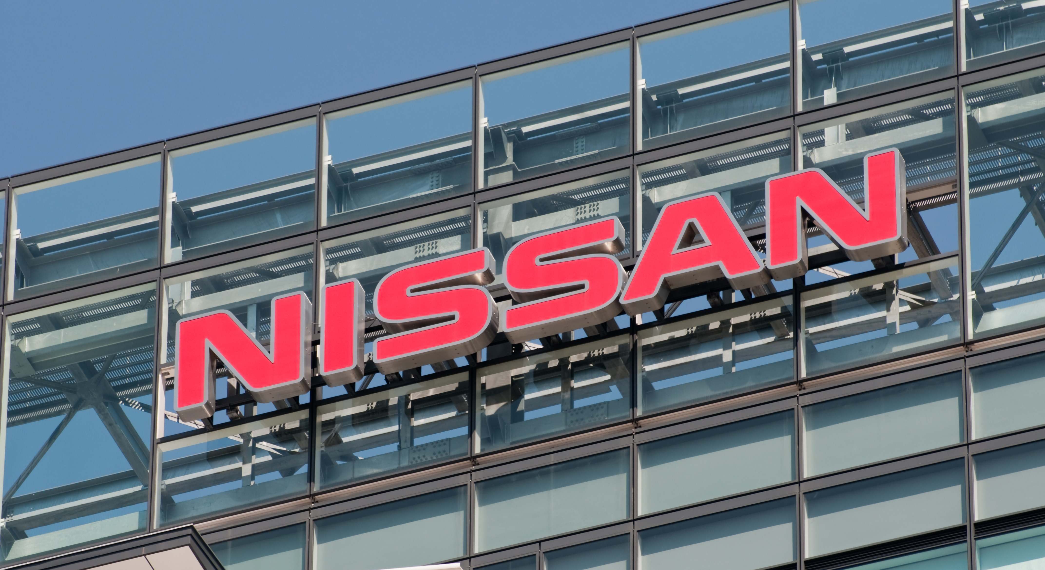 Imagen con el logo de Nissan en un edificio | iStock