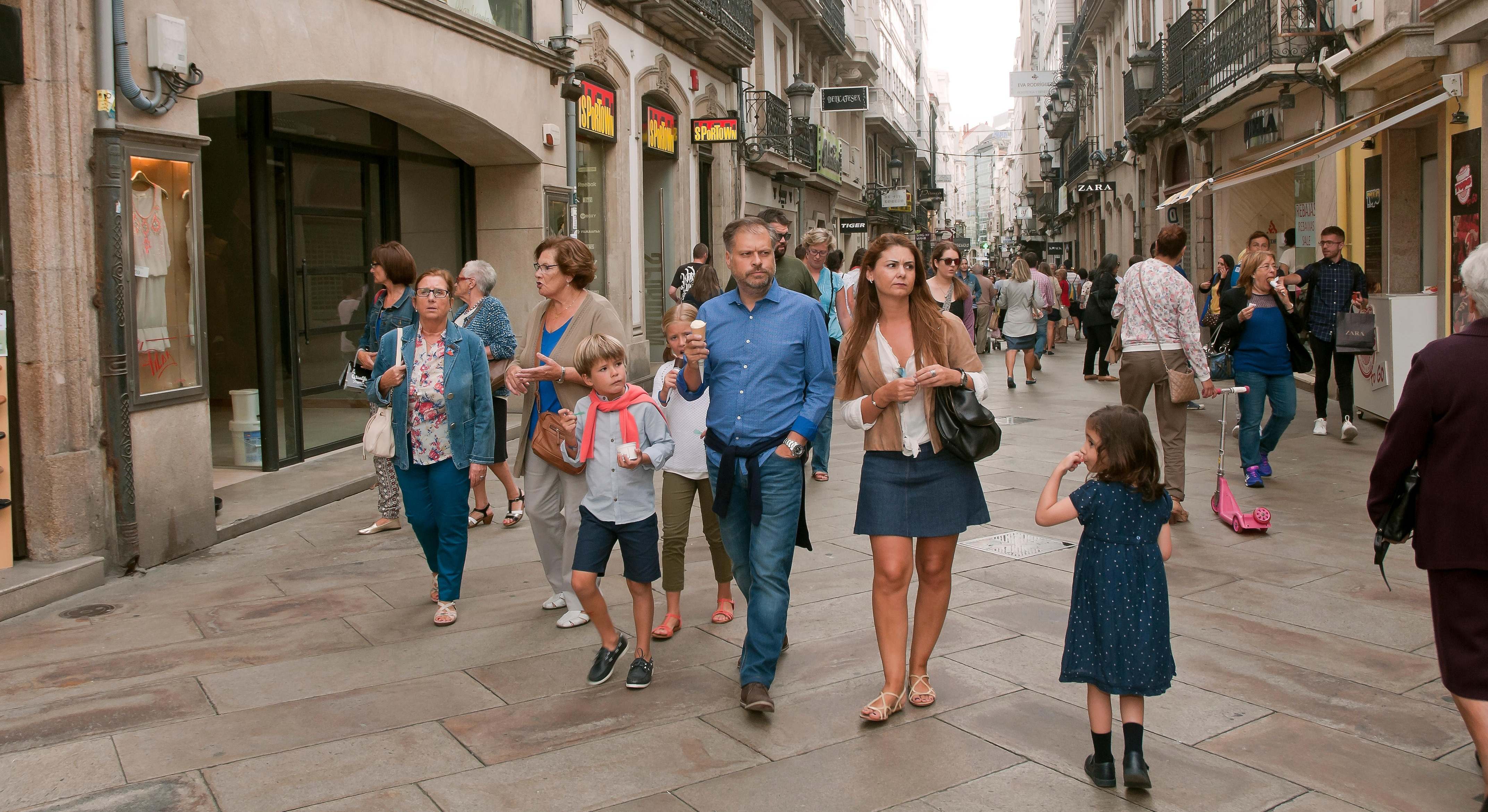 Gente en el centro de La Coruña. Foto: Alamy