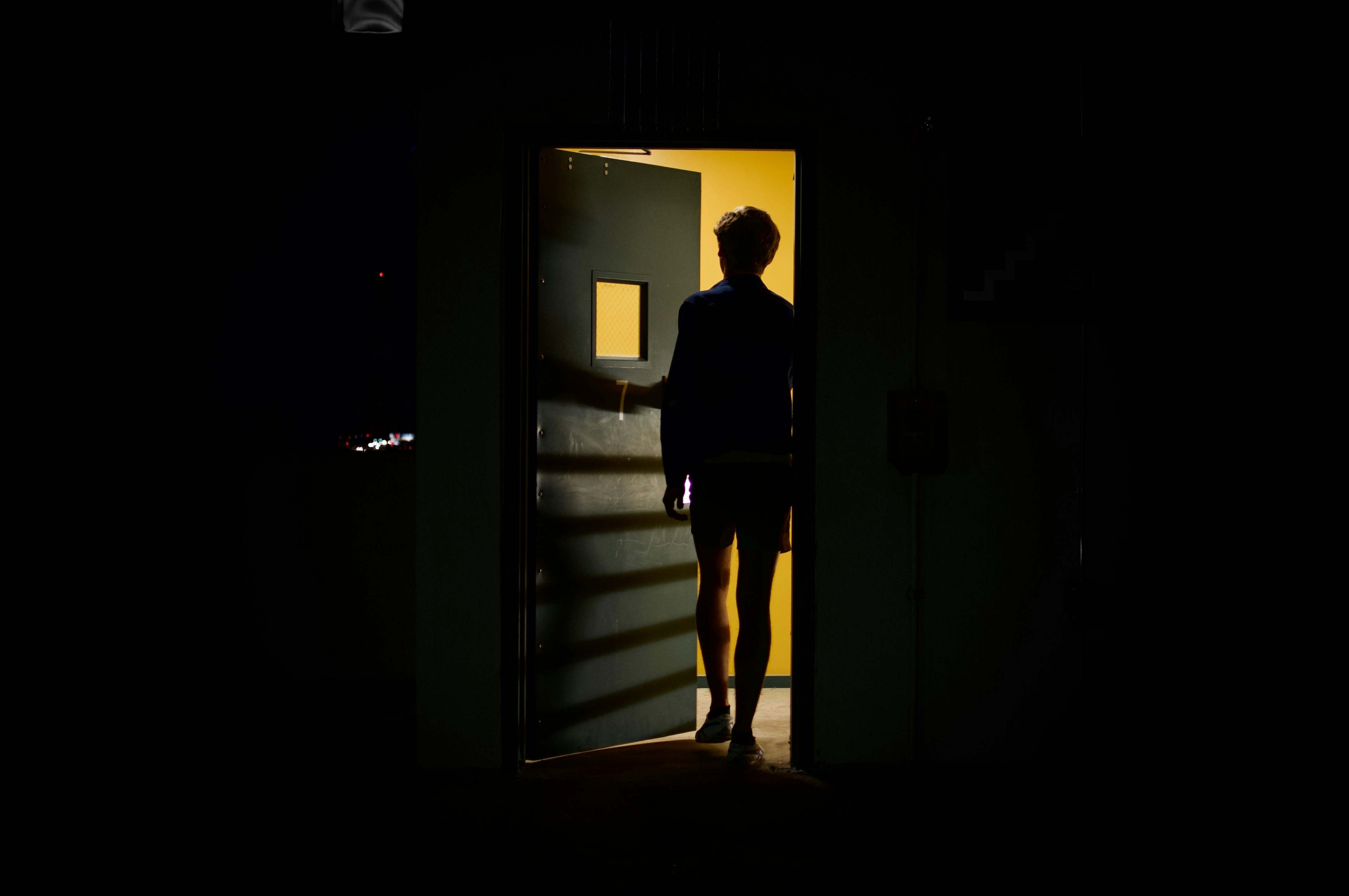 Una persona sale de su casa y comprueba si ha cerrado la puerta correctamente
