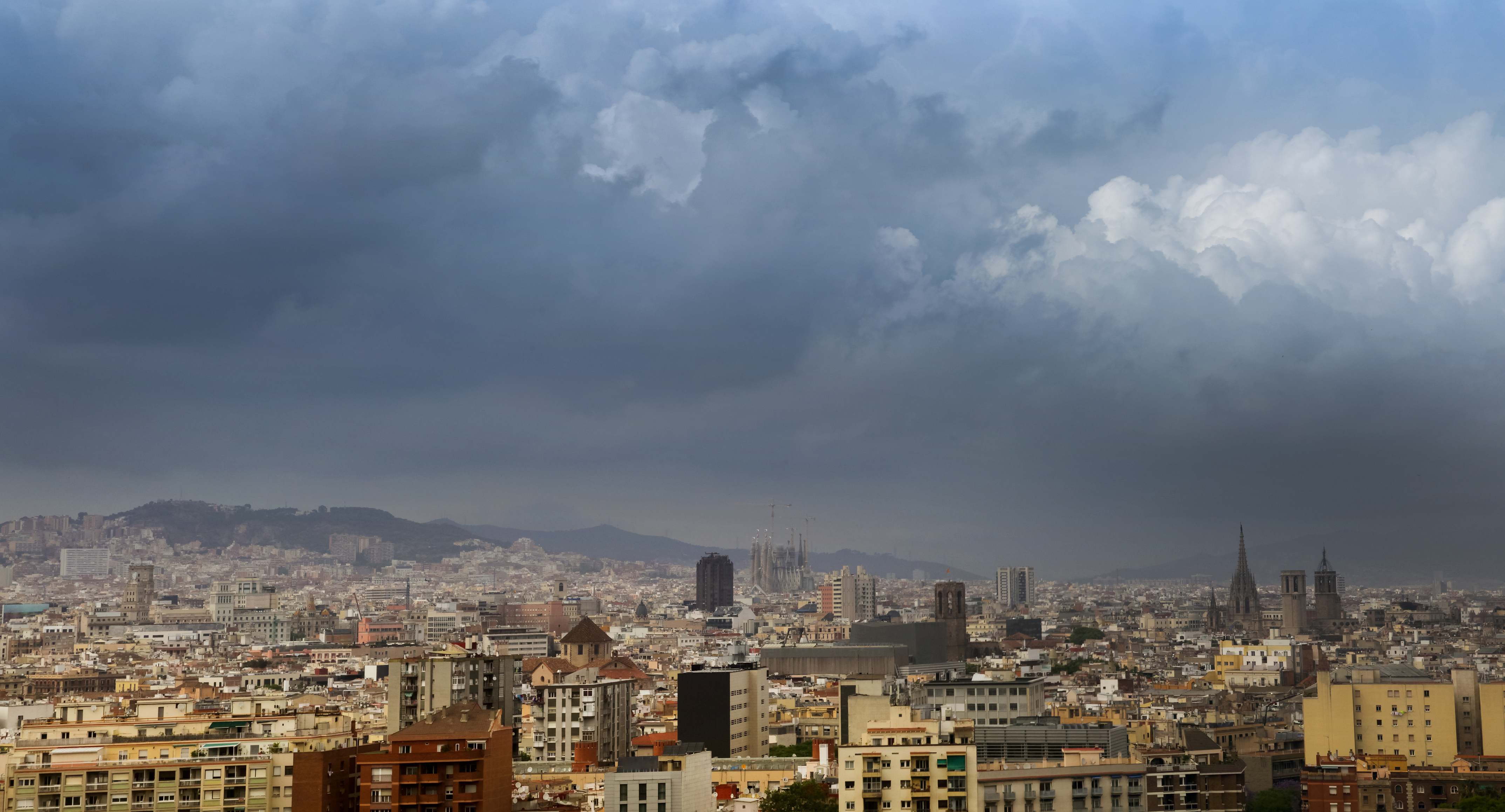 Cielo lluvioso sobre la ciudad de Barcelona. / Foto: iStock