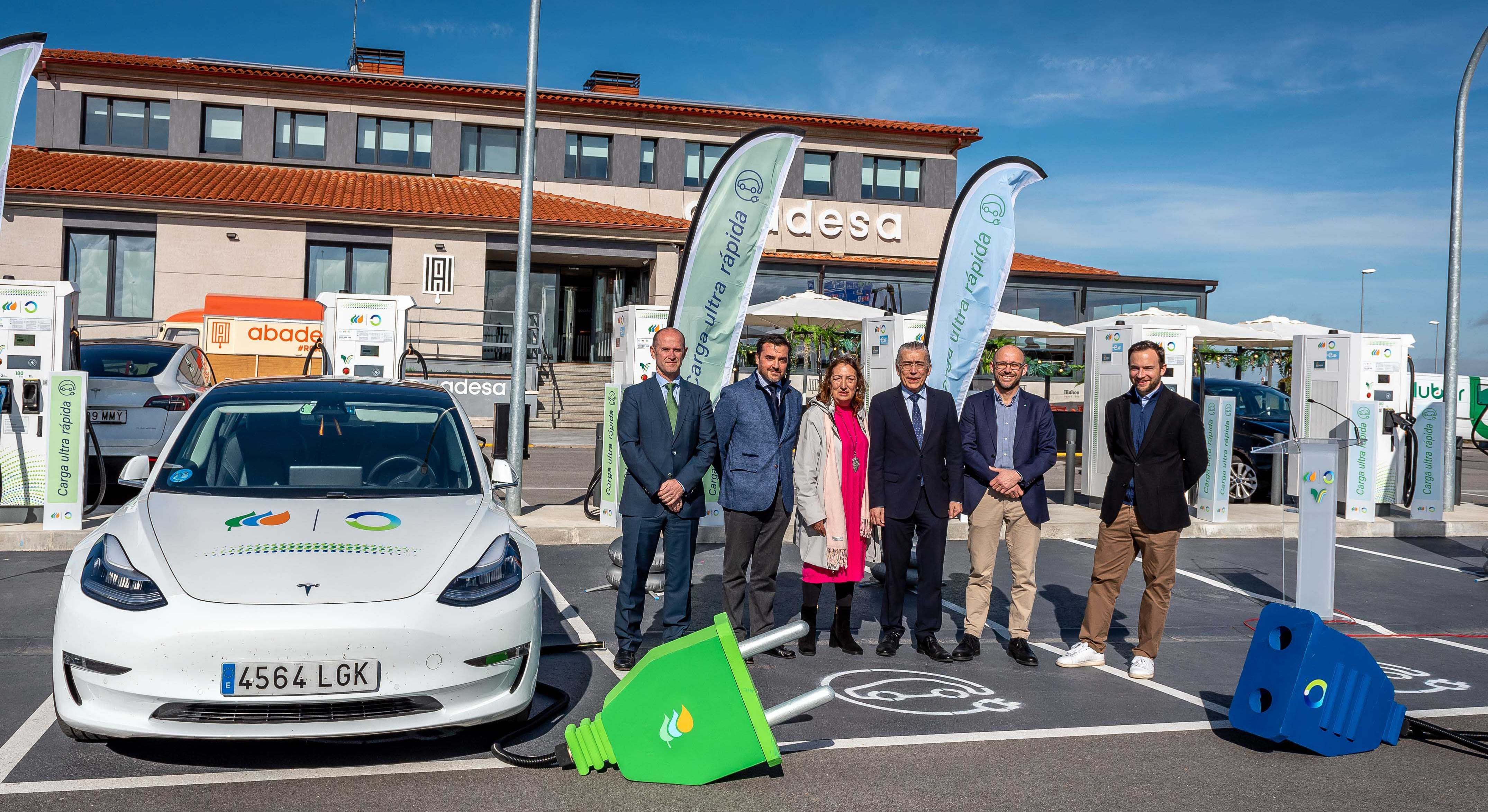 Inauguración punto de recarga en Villagonzalo Pedernales