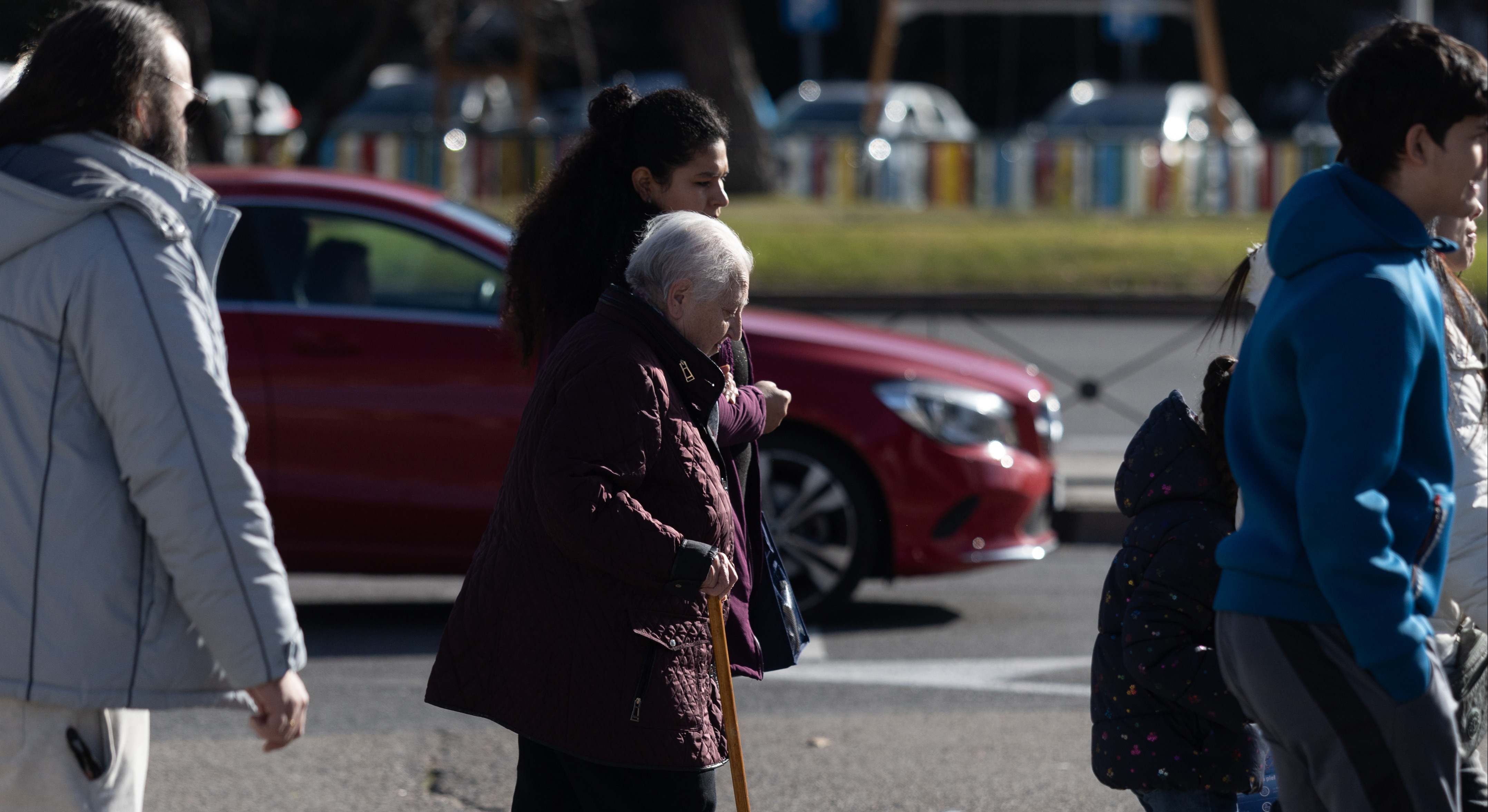 Una mujer pasea con bastón en Madrid.