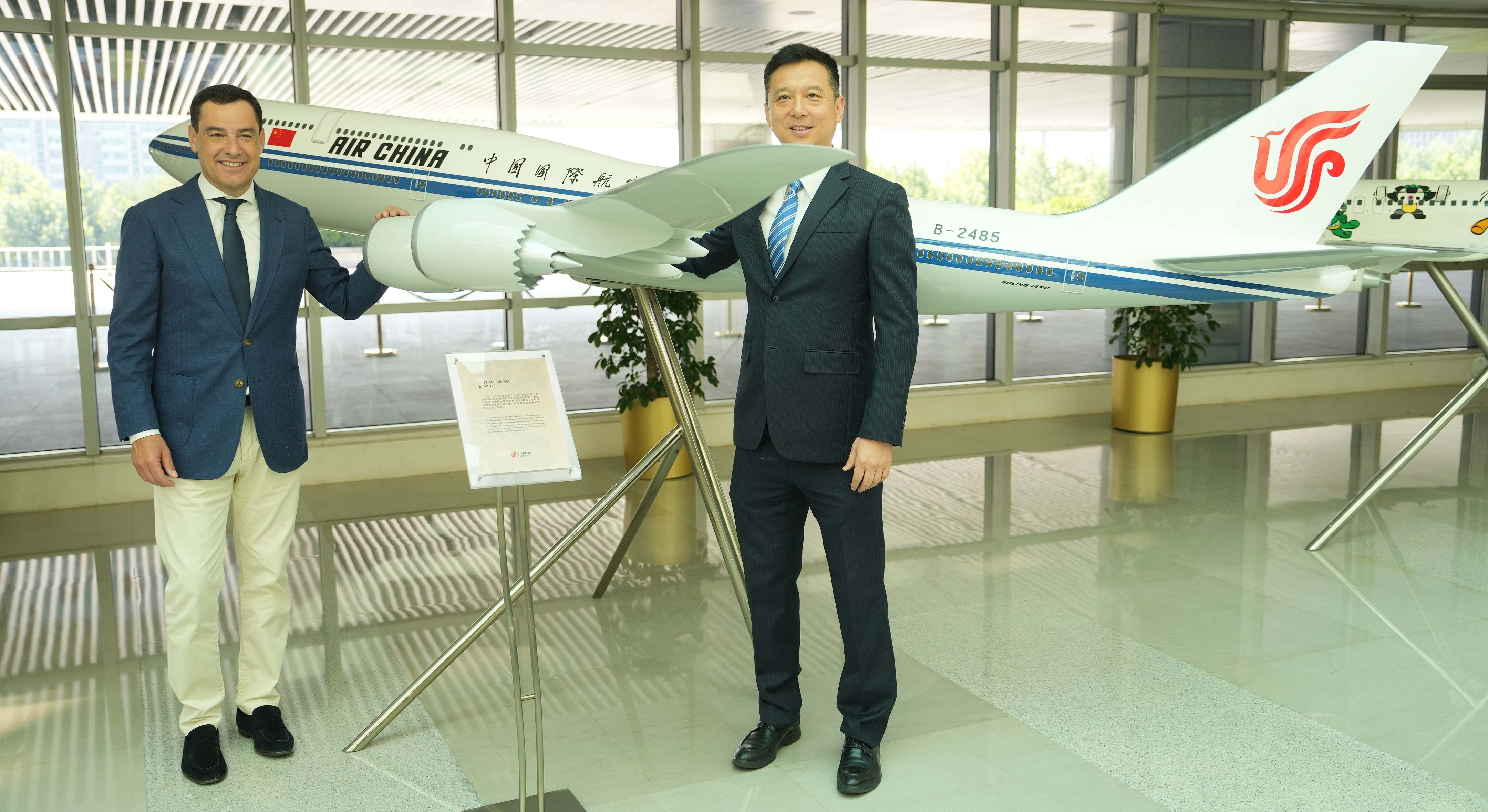 Juanma Moreno con un responsable de Air China.