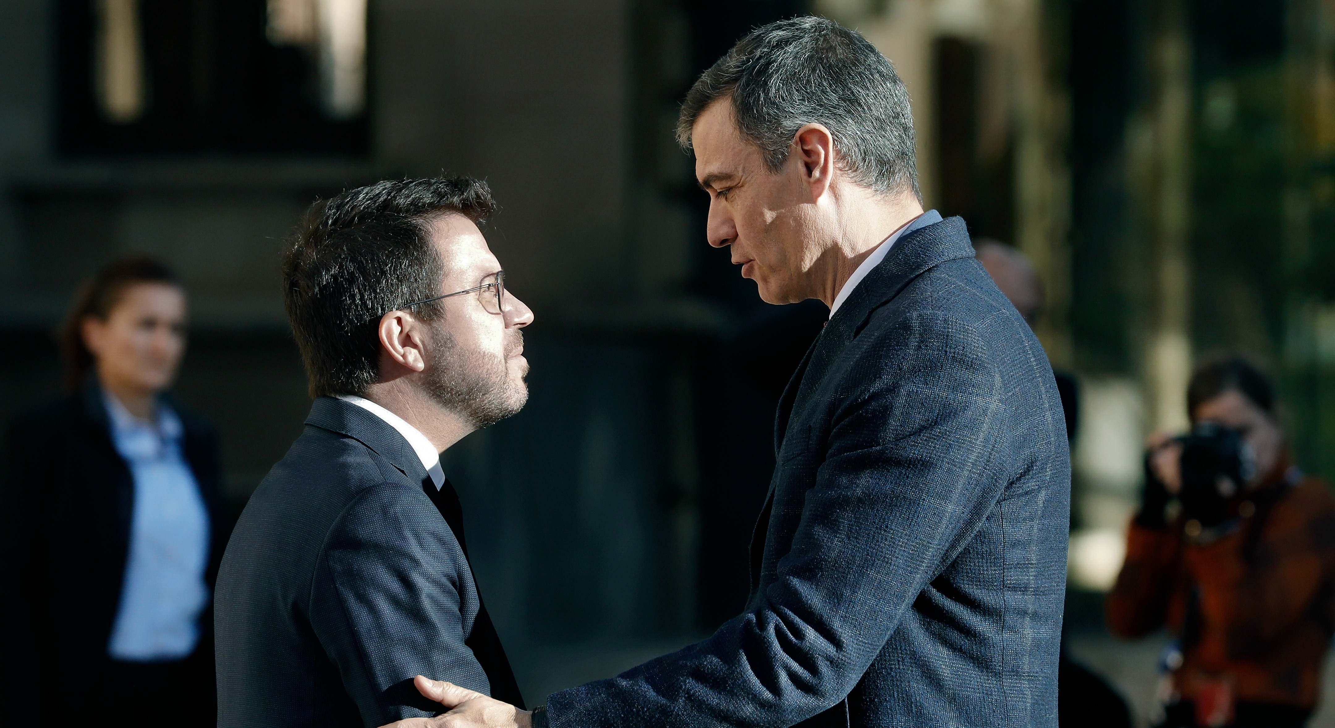 Pere Aragonès, presidente de la Generalitat, saluda al presidente del Gobierno, Pedro Sánchez. EFE/Andreu Dalmau