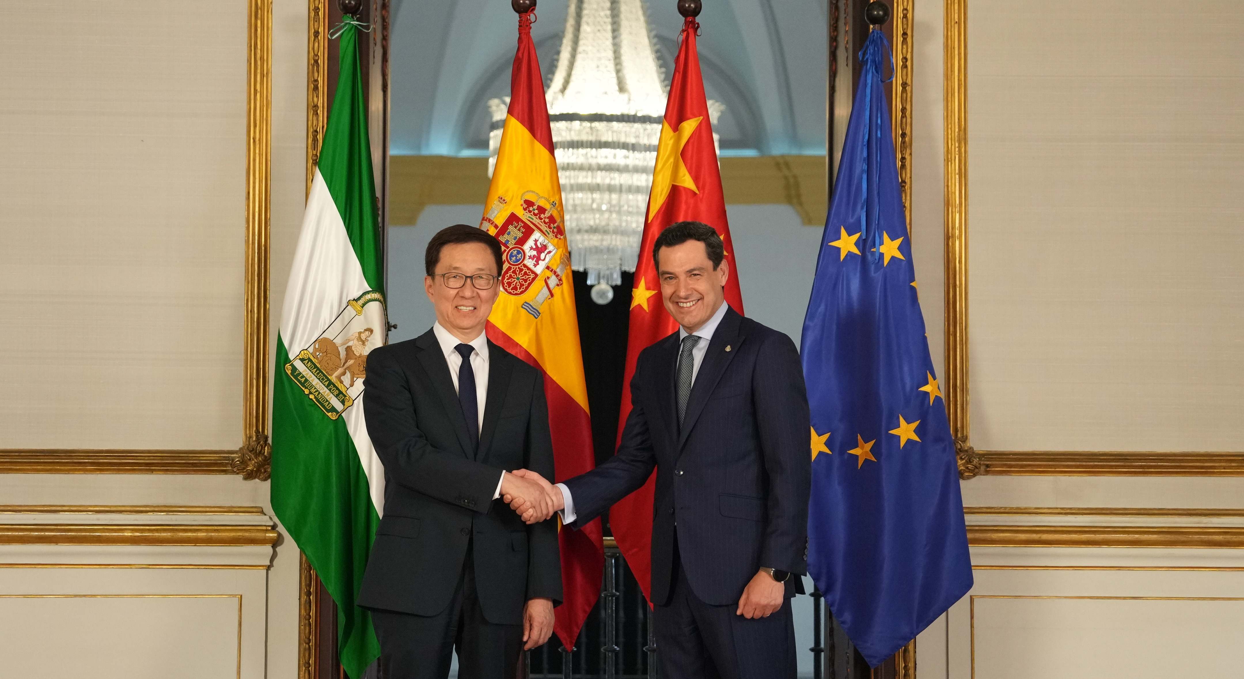 Han Zheng y Juanma Moreno en San Telmo.