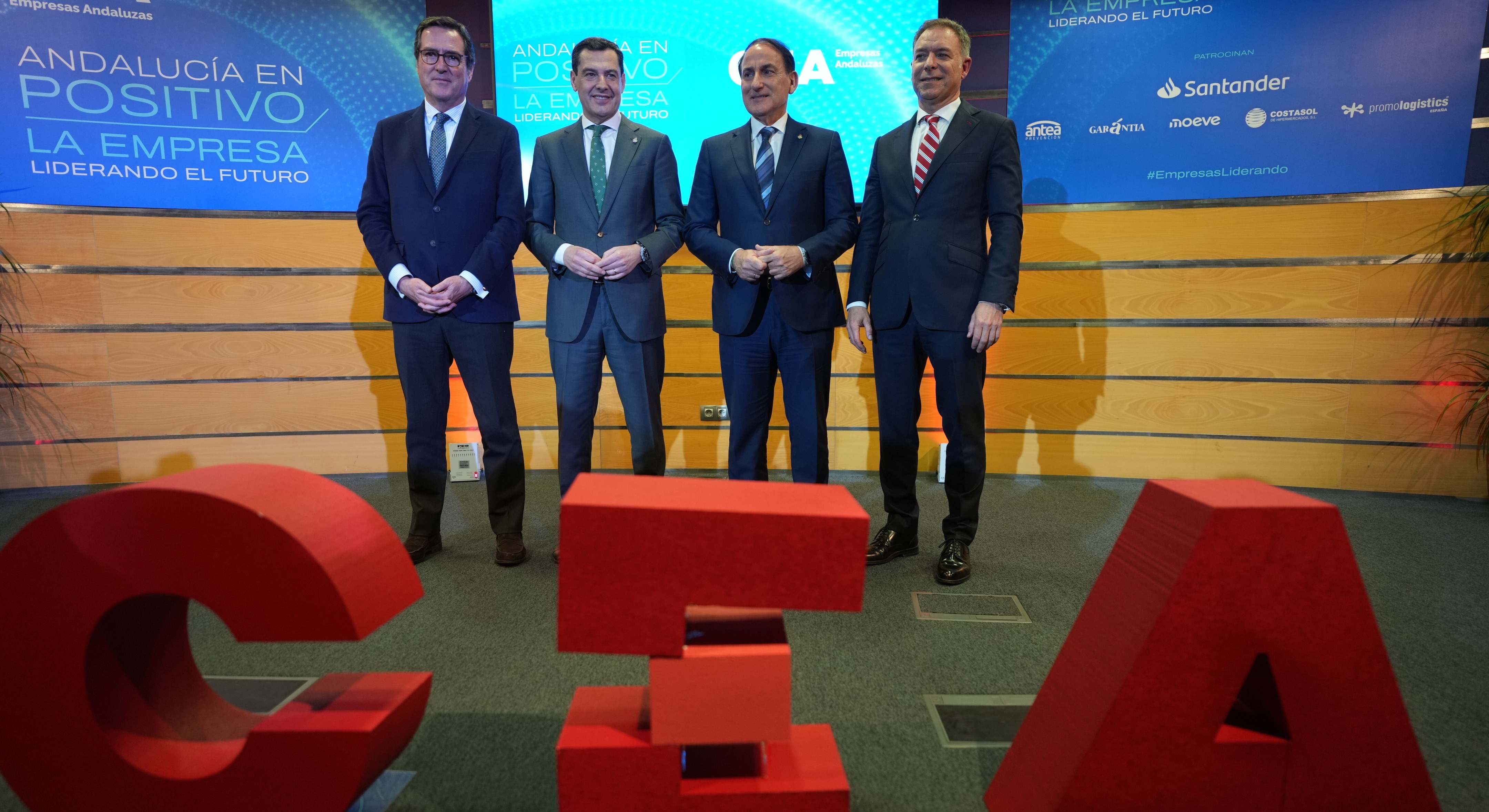 Garamendi, Juanma Moreno, González de Lara y Manuel de la Cruz, director territorial del Banco Santander Andalucía.
