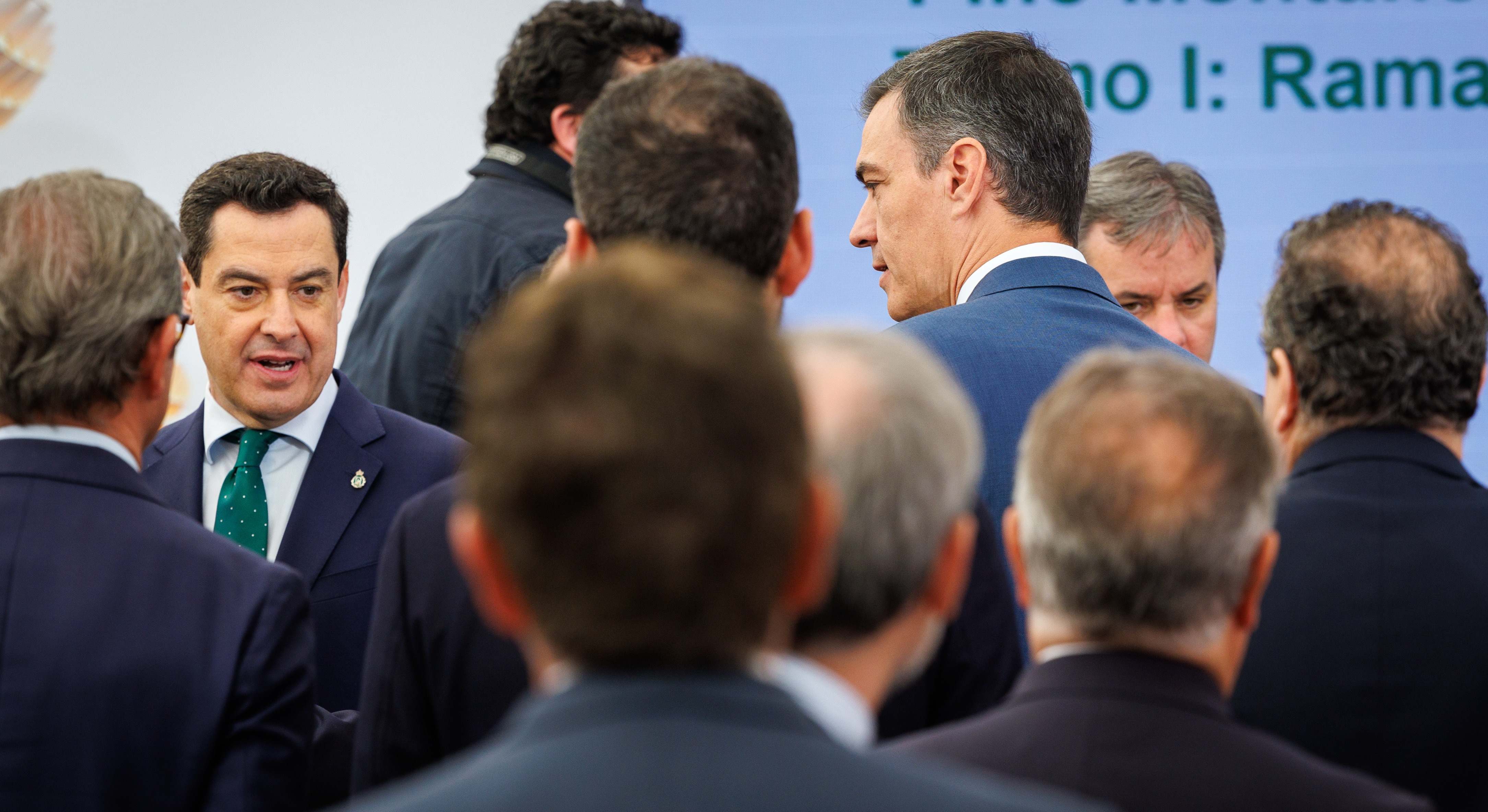 Pedro Sánchez y Juanma Moreno en la inauguración de las obras del Metro de Sevilla.