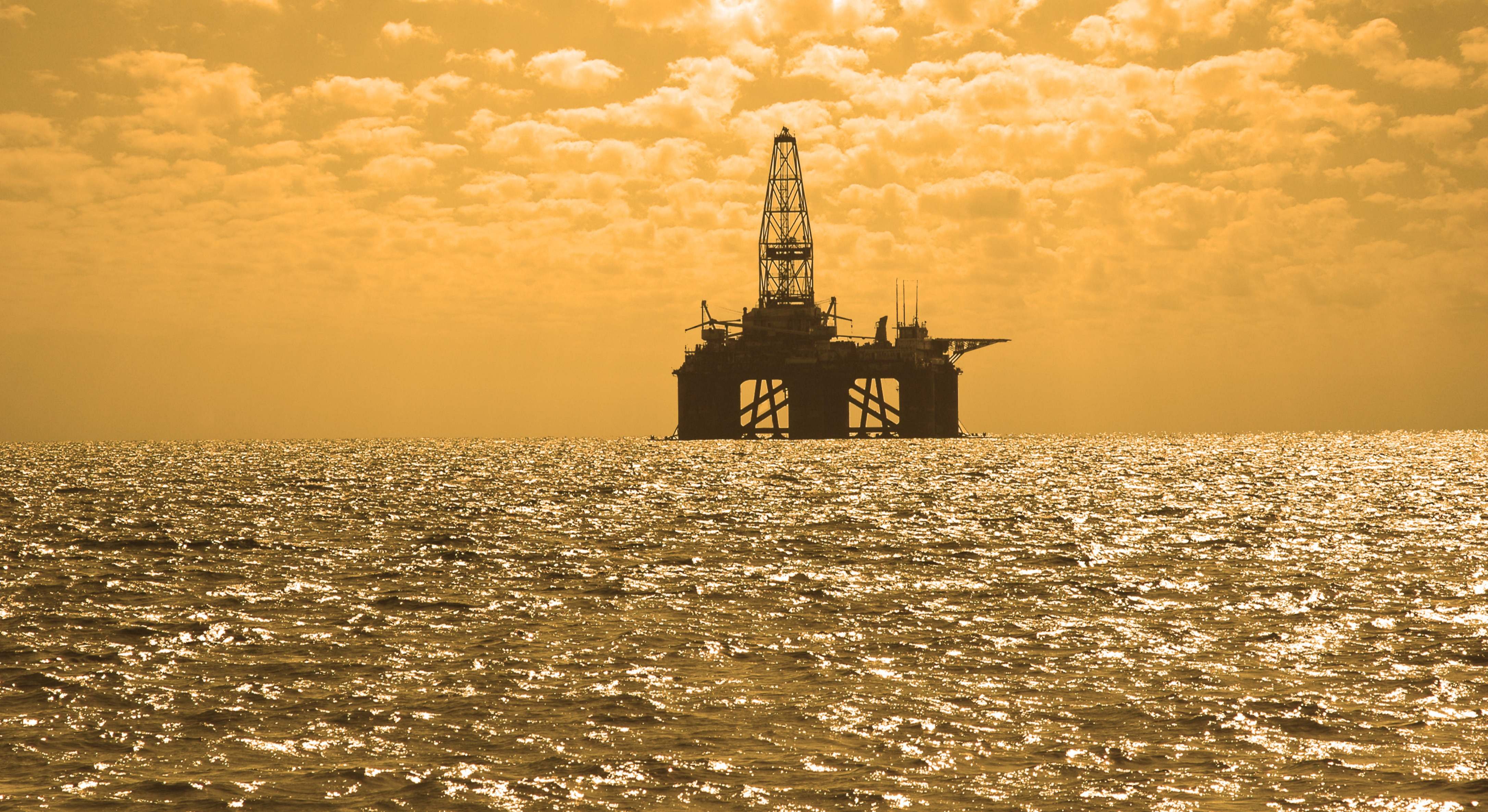 Plataforma petrolera en el Mar Caspio (Dreamstime)