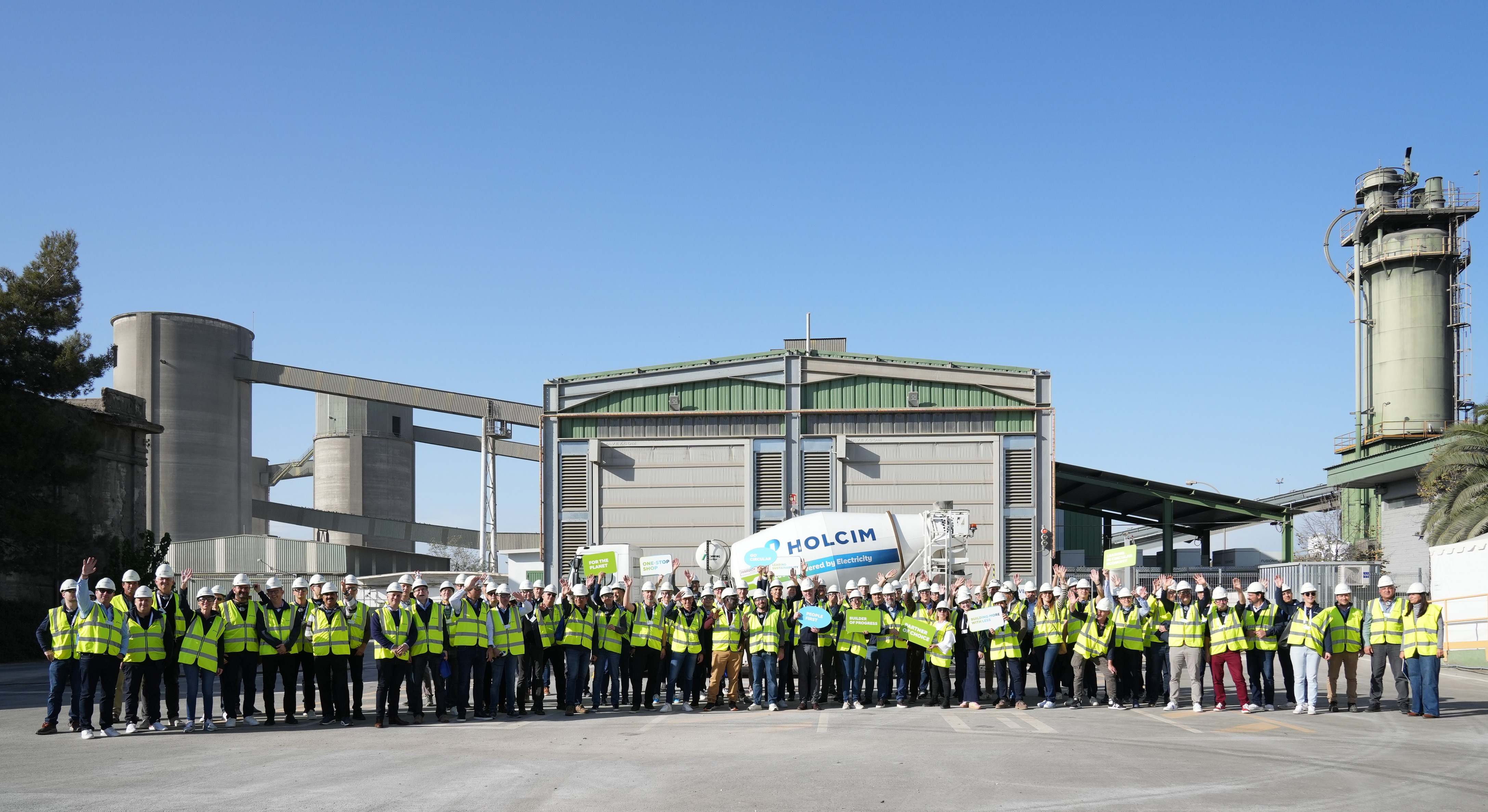 Holcim cuenta con un equipo humano de más de 1.000 personas. EE