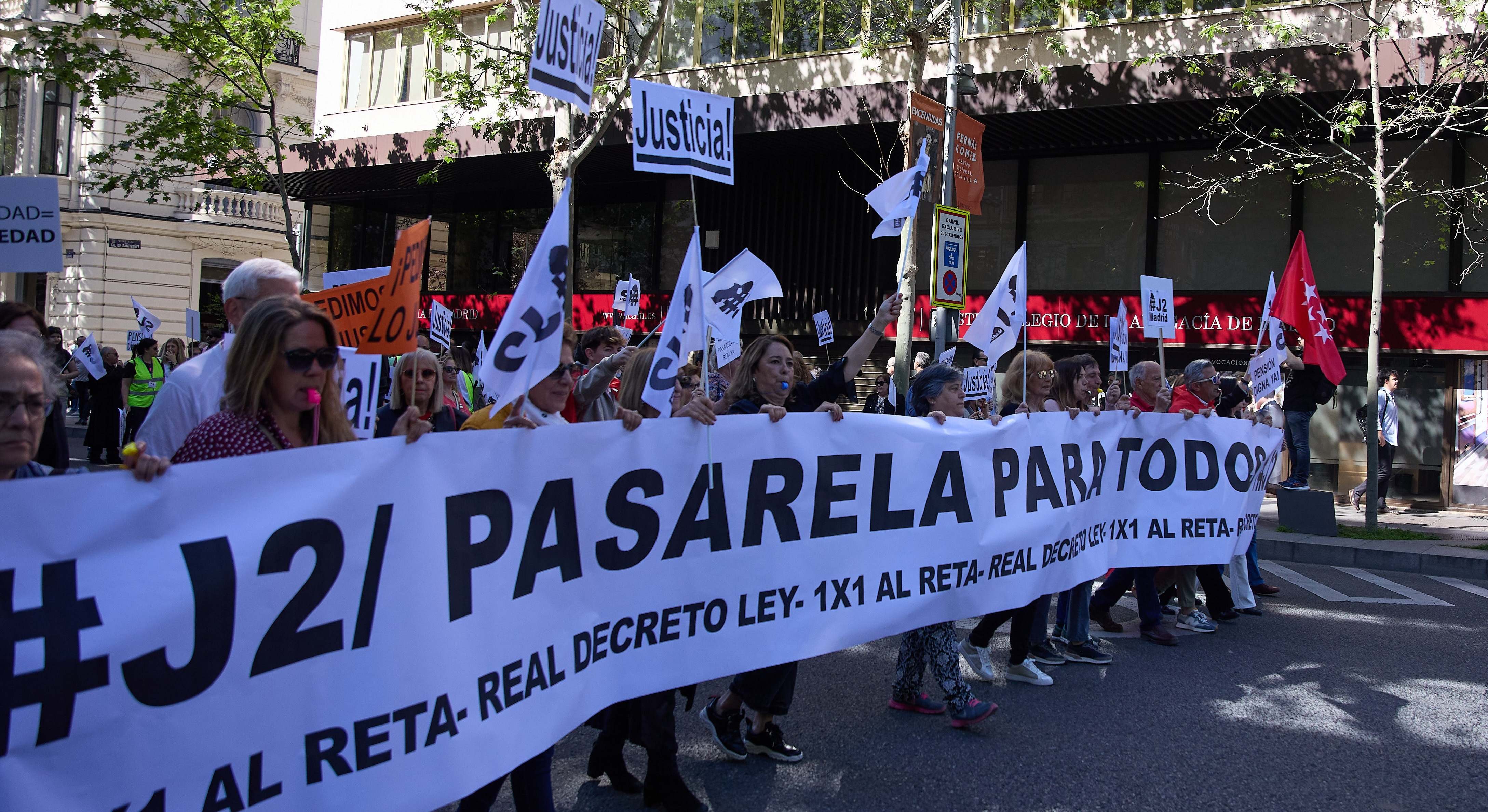 Manifestación de abogados para reclamar una pensión digna.