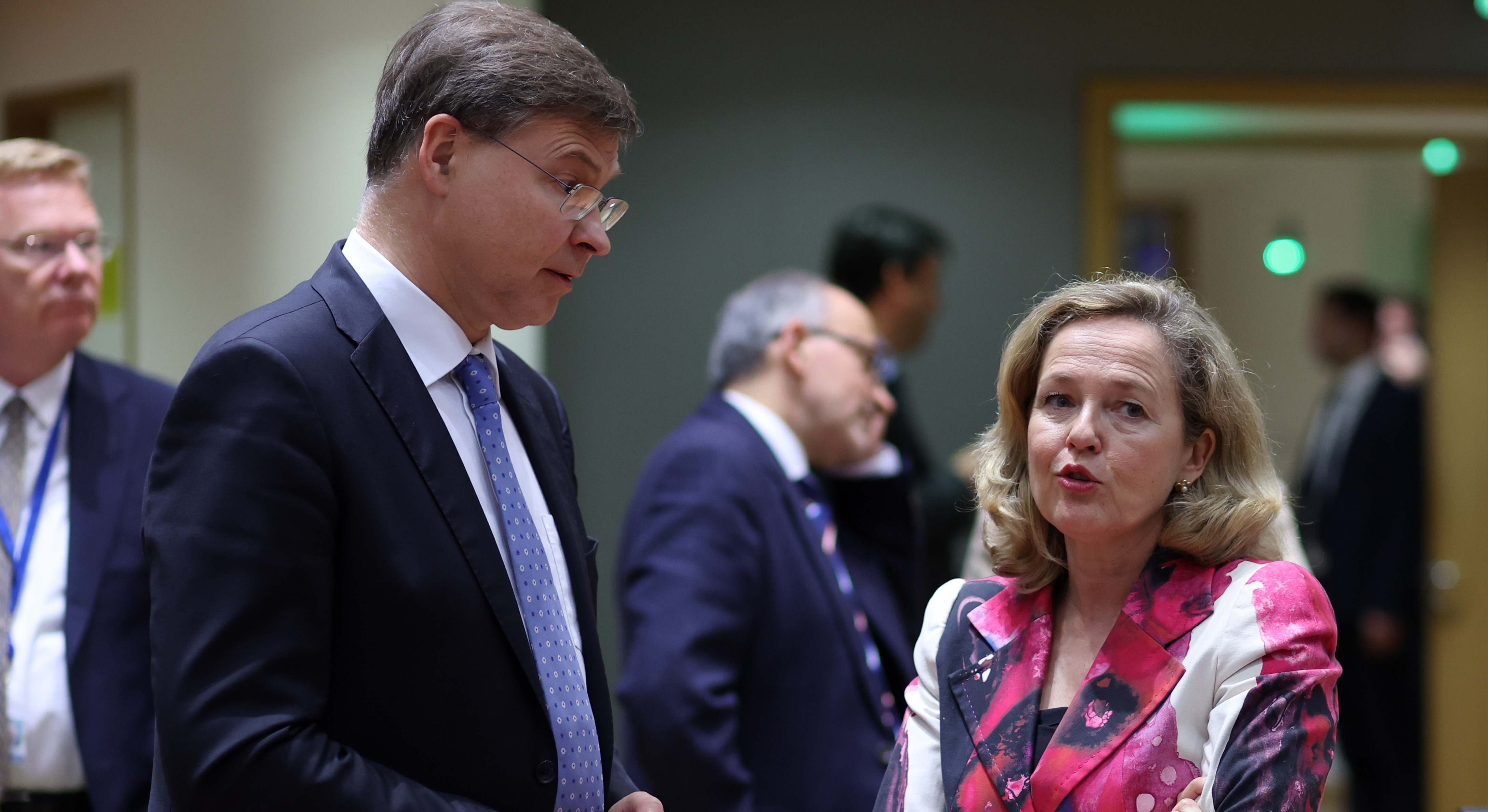 El vicepresidente económico de la Comisión Europea, Valdis Dombrovskis y la presidenta del Banco Europeo de Inversiones, Nadia Calviño.