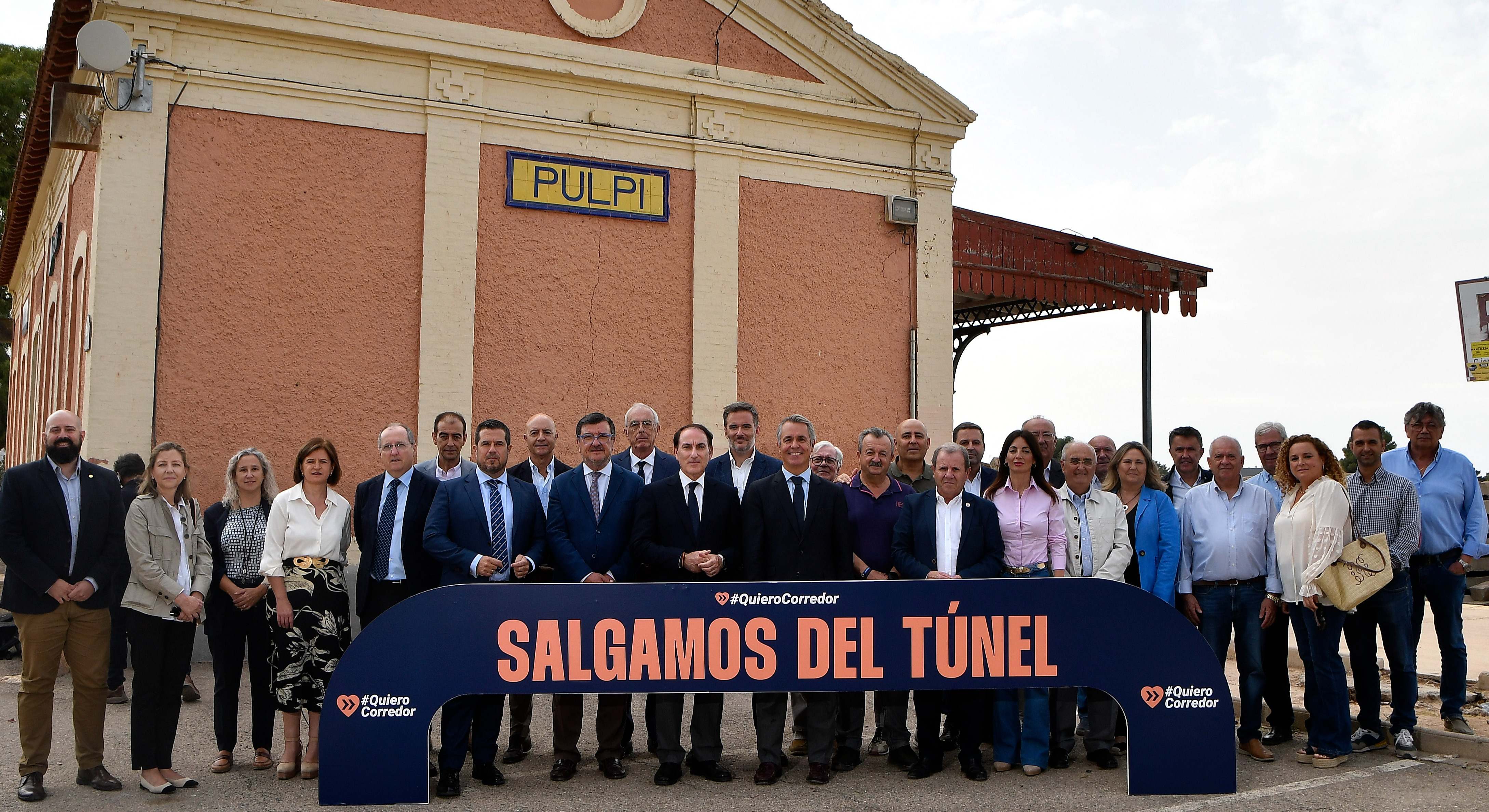 Los empresarios en la estación de Pulpí (Almería).