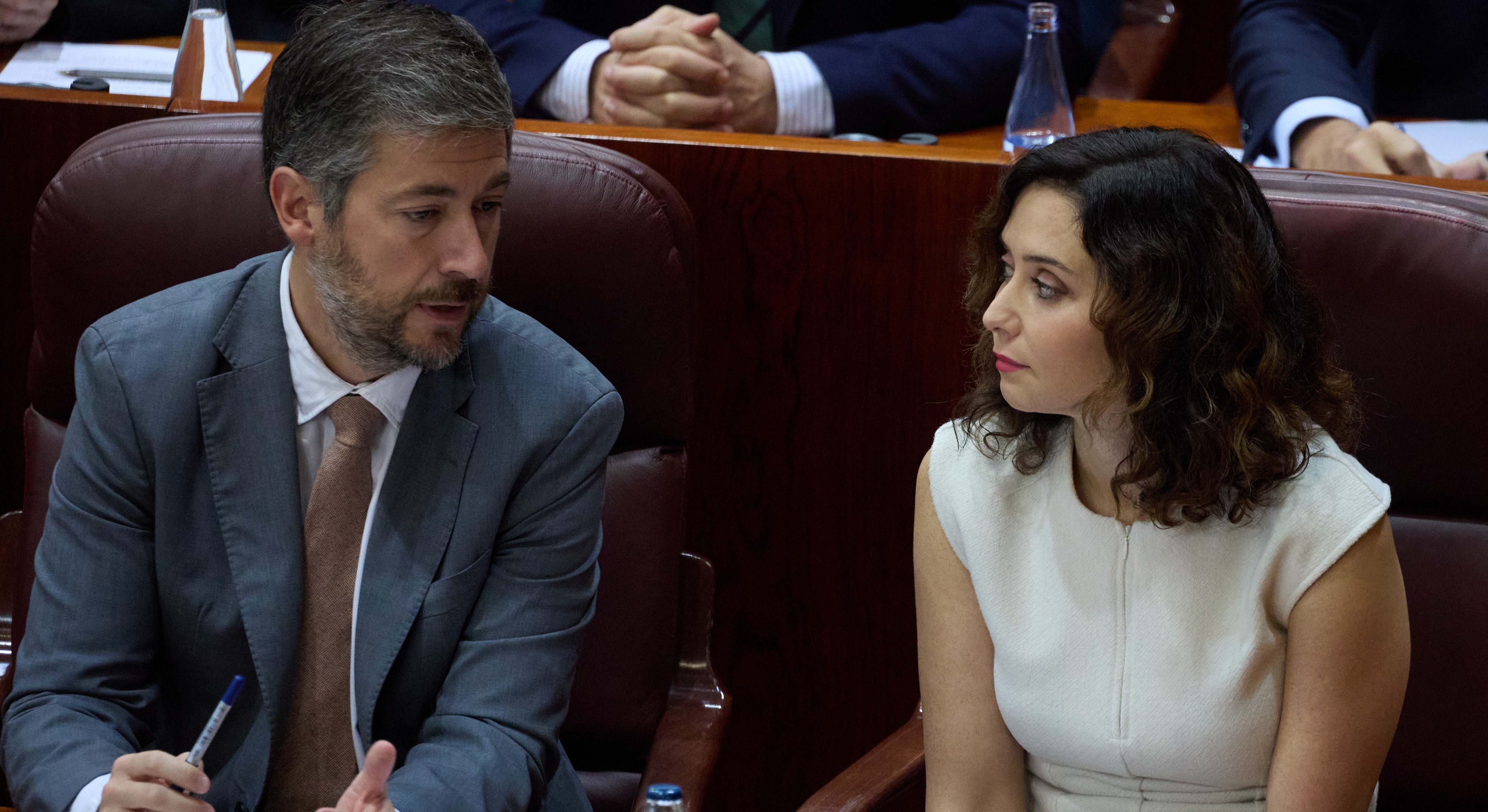 El consejero de Presidencia, Miguel Ángel García Martín, y la presidenta de la Cominudad de Madrid, Isabel Díaz Ayuso, durante un pleno en la Asamblea de Madrid,