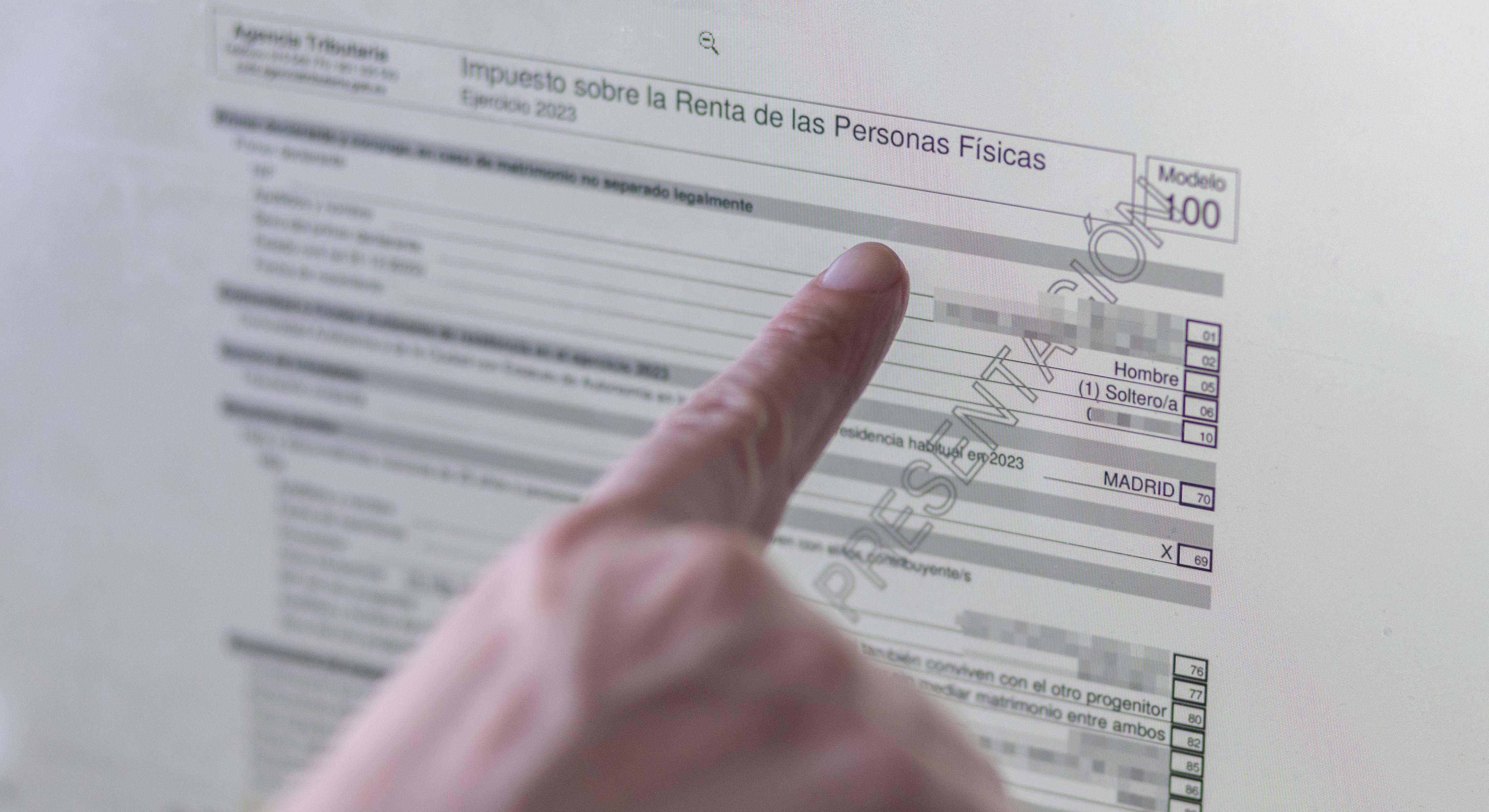 Una persona mira el borrador de la Renta