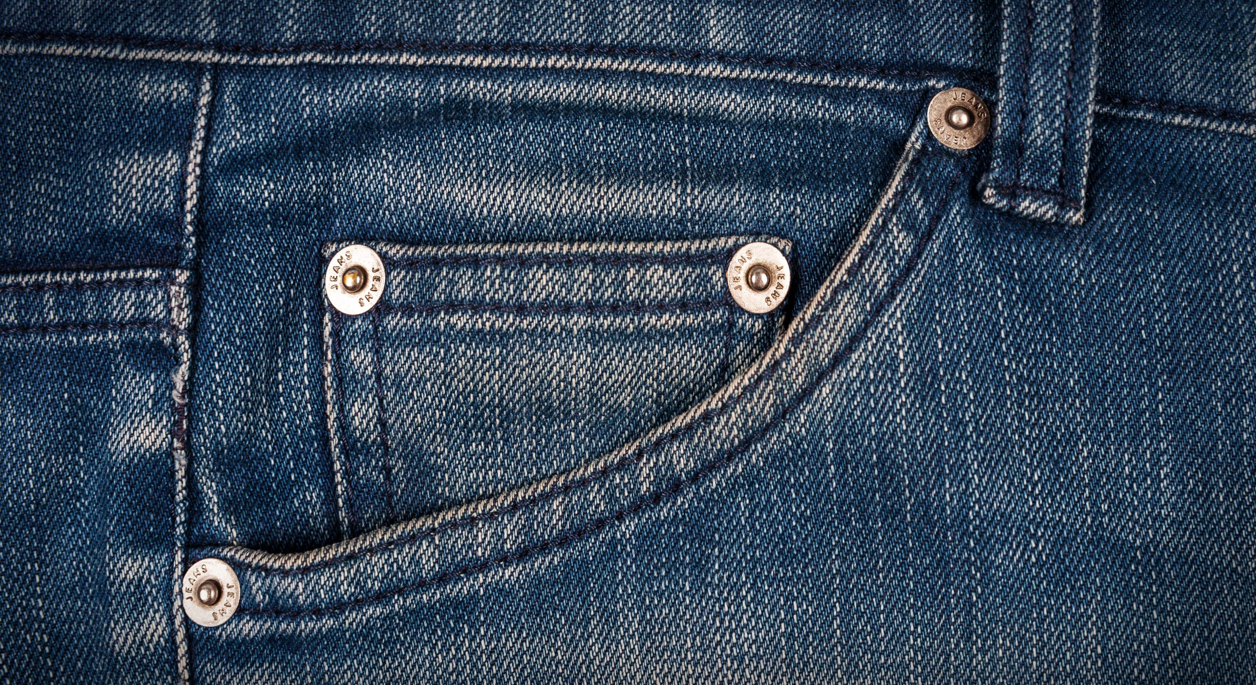 Botones o tachuelas metálicas en un pantalón vaquero. / Foto: iStock