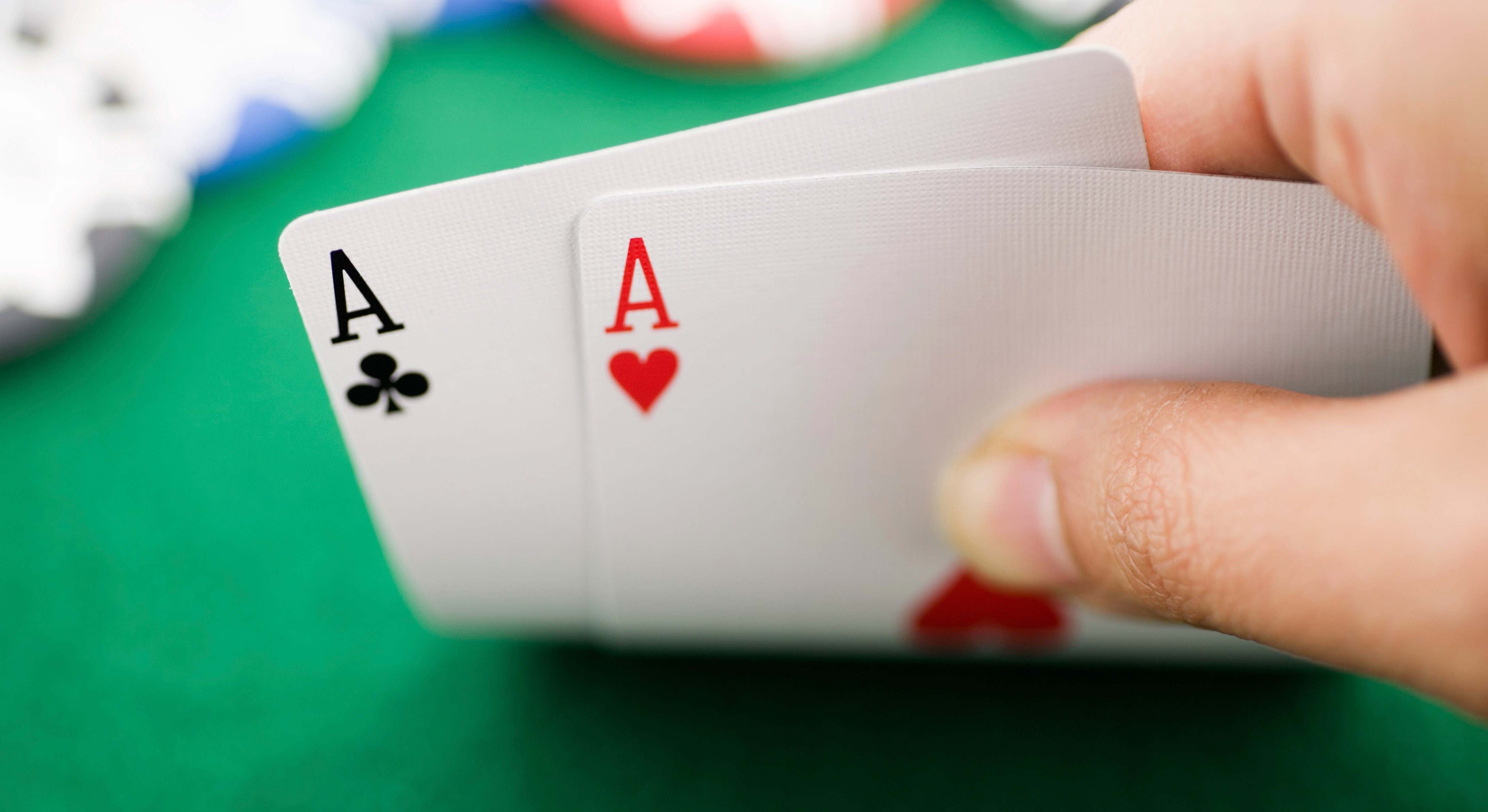 Una persona juega al póker