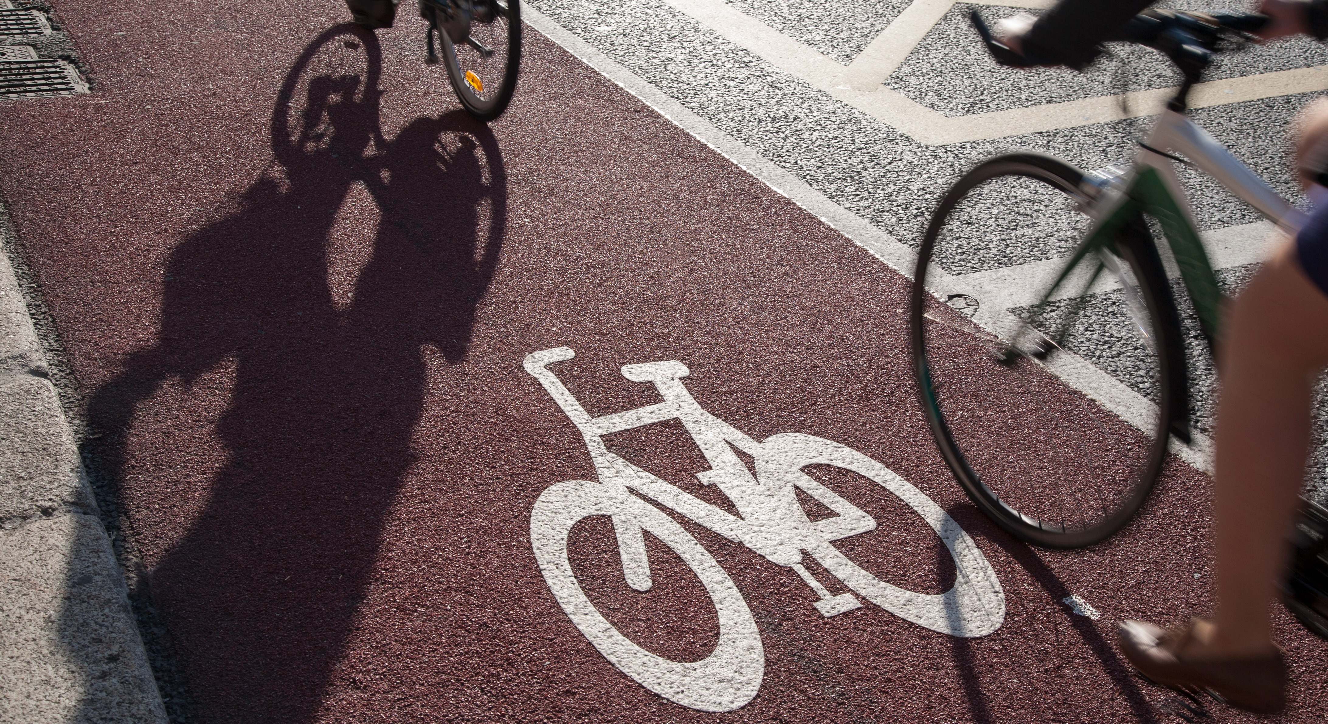 Ciclistas circulando por el carril bici
