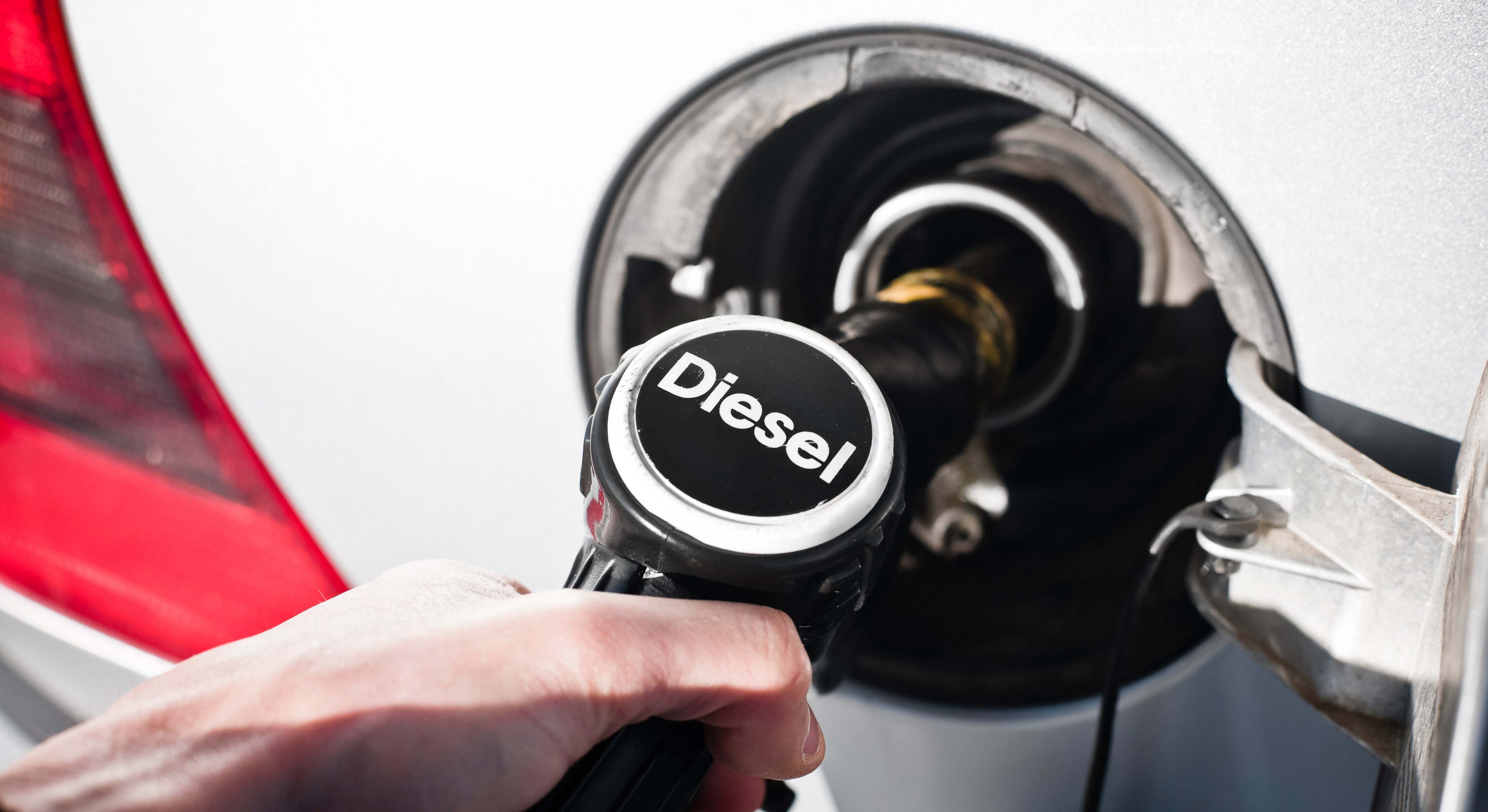 Repostando diésel en una gasolinera