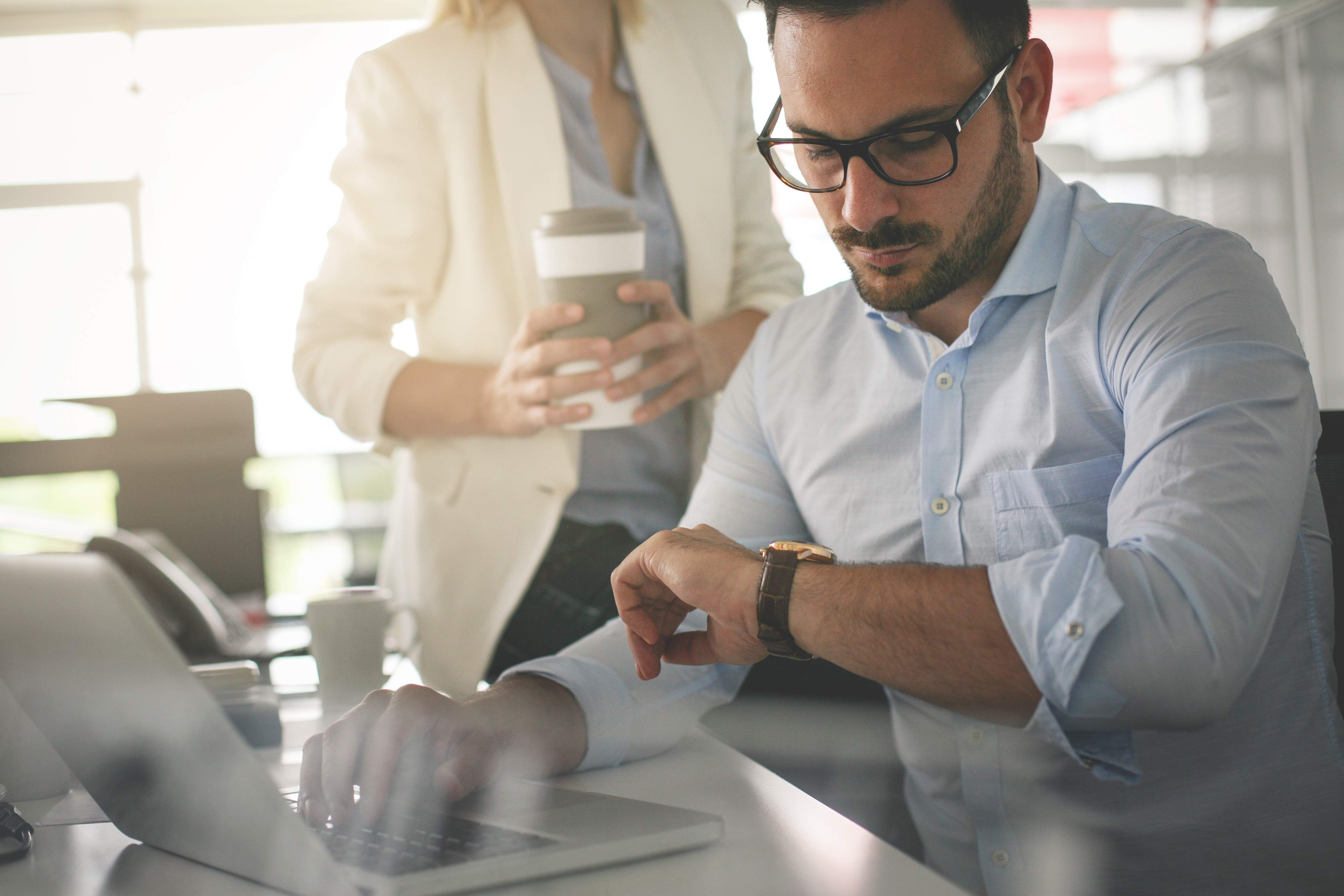 trabajador-mira-reloj-hora-istock.jpg