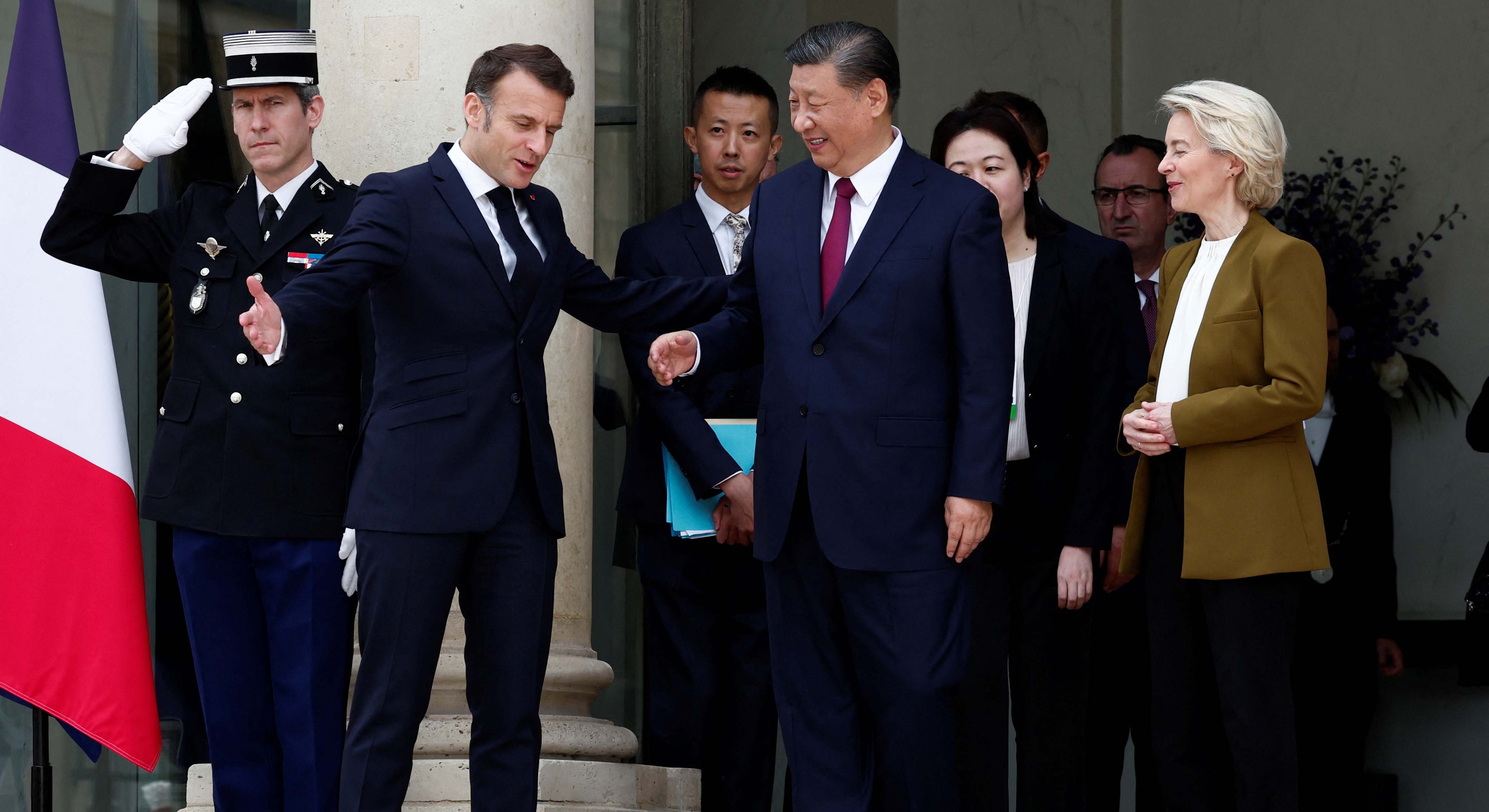 El presidente francés, Emmanuel Macron, el presidente chino, Xi Jinping y la presidenta de la Comisión Europea, Ursula von der Leyen.