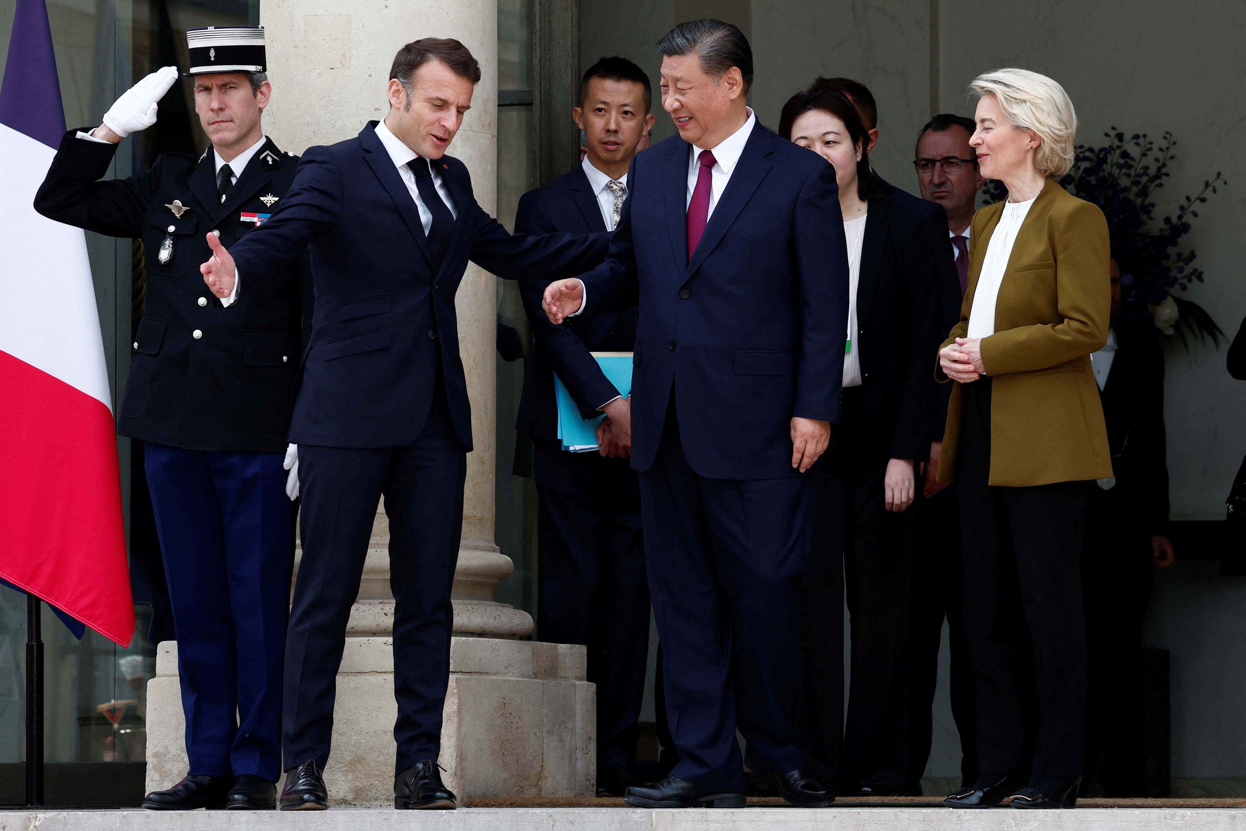 El presidente de Francia, Emmanuel Macron, el presidente chino, Xi Jinping y la presidenta de la Comisión, Ursula von der Leyen.