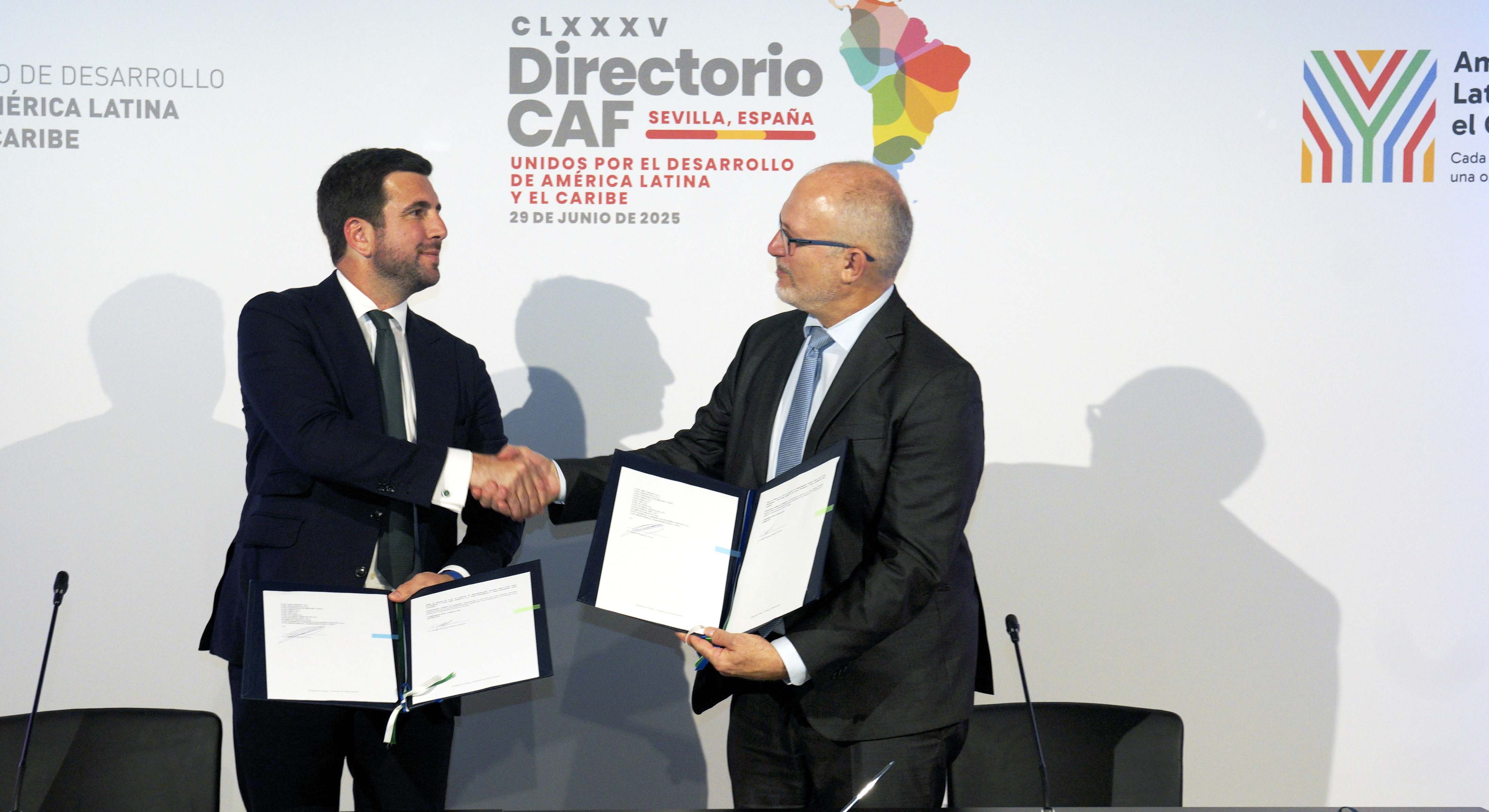 Enrique Riquelme y Antonio Silveira en la firma del acuerdo en Sevilla.