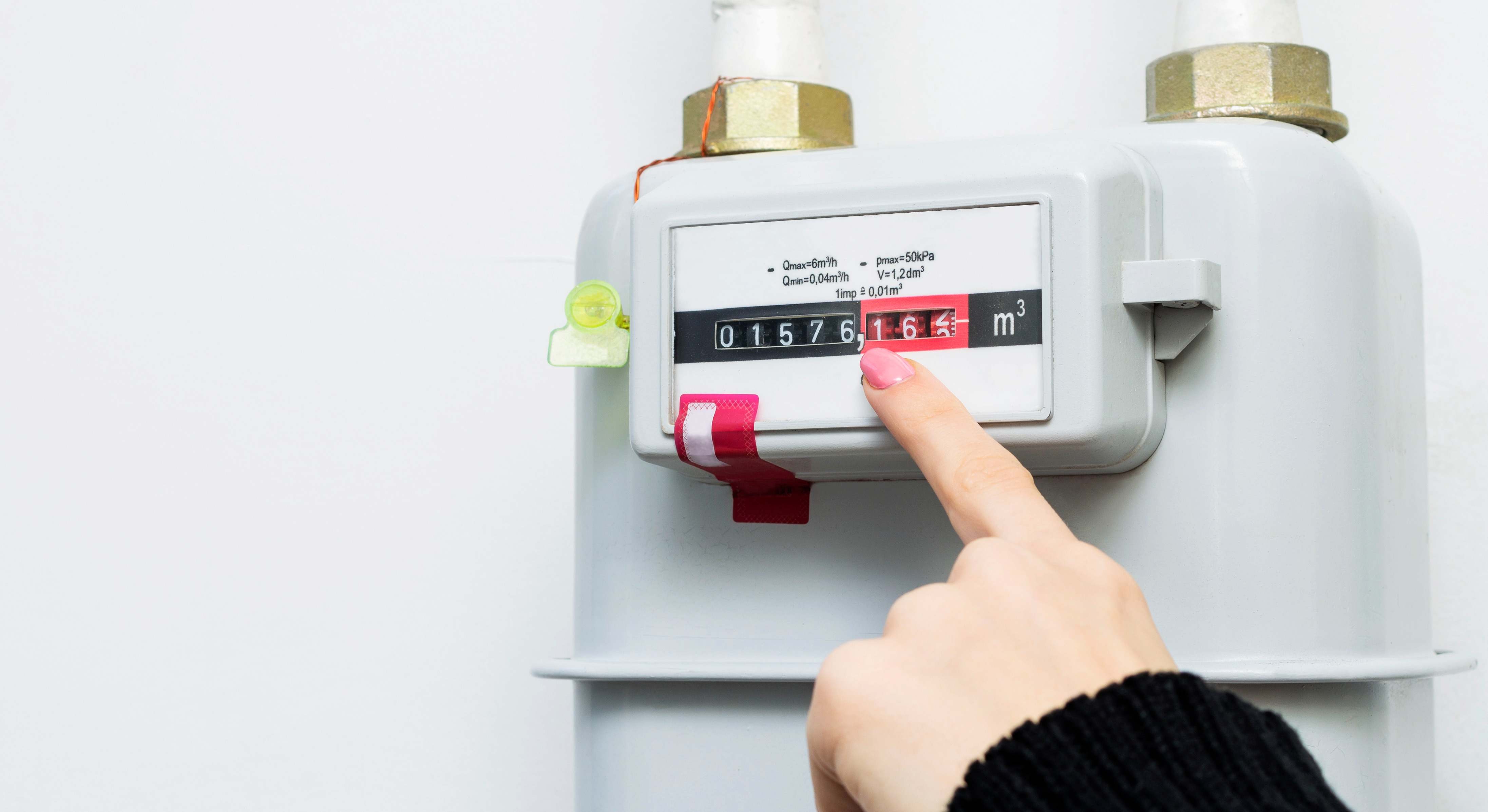 Una mujer lee un contador de gas. / iStock