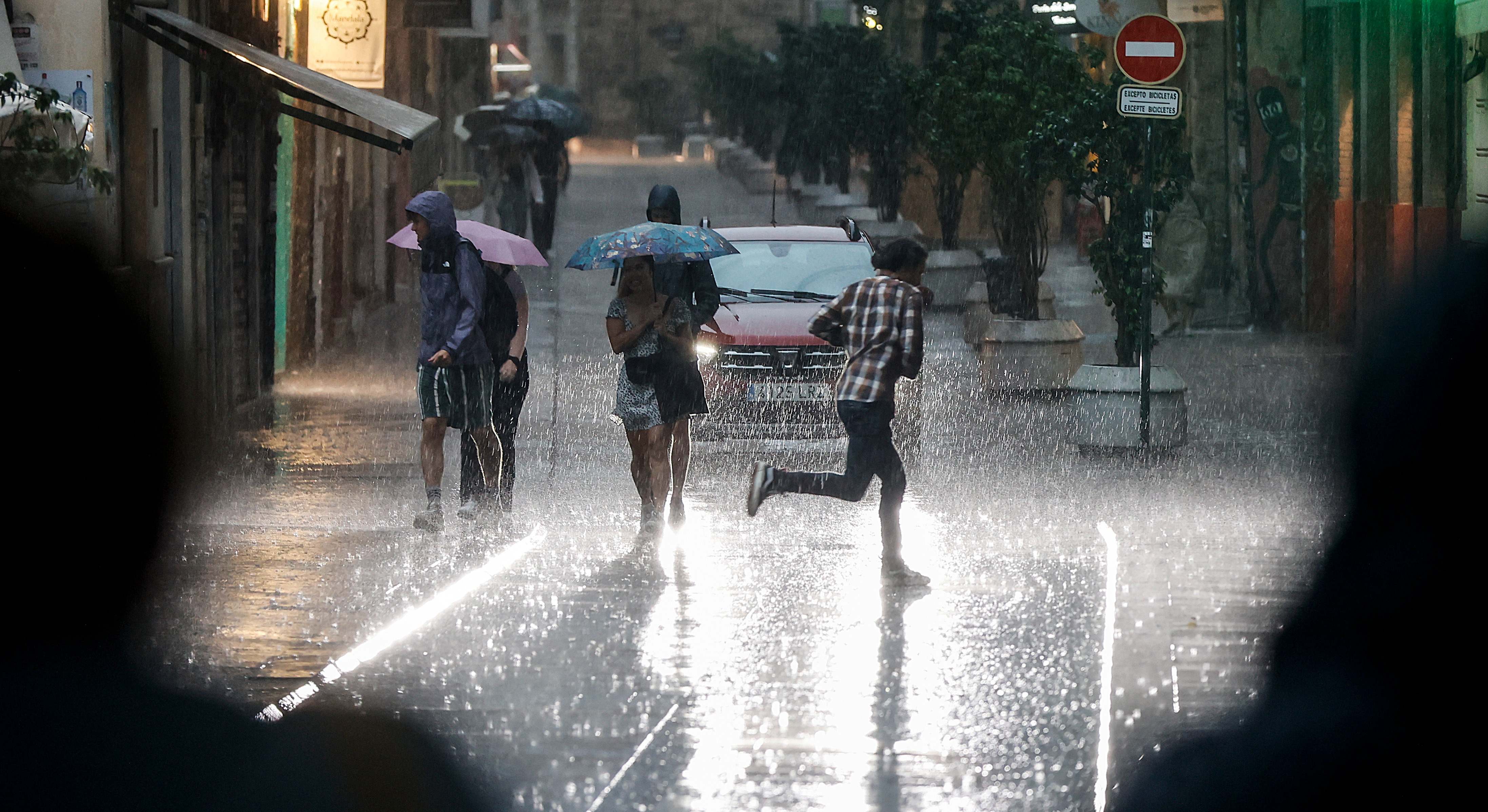 Varias personas caminan bajo la lluvia, a 15 de septiembre de 2023, en València, Comunidad Valenciana
